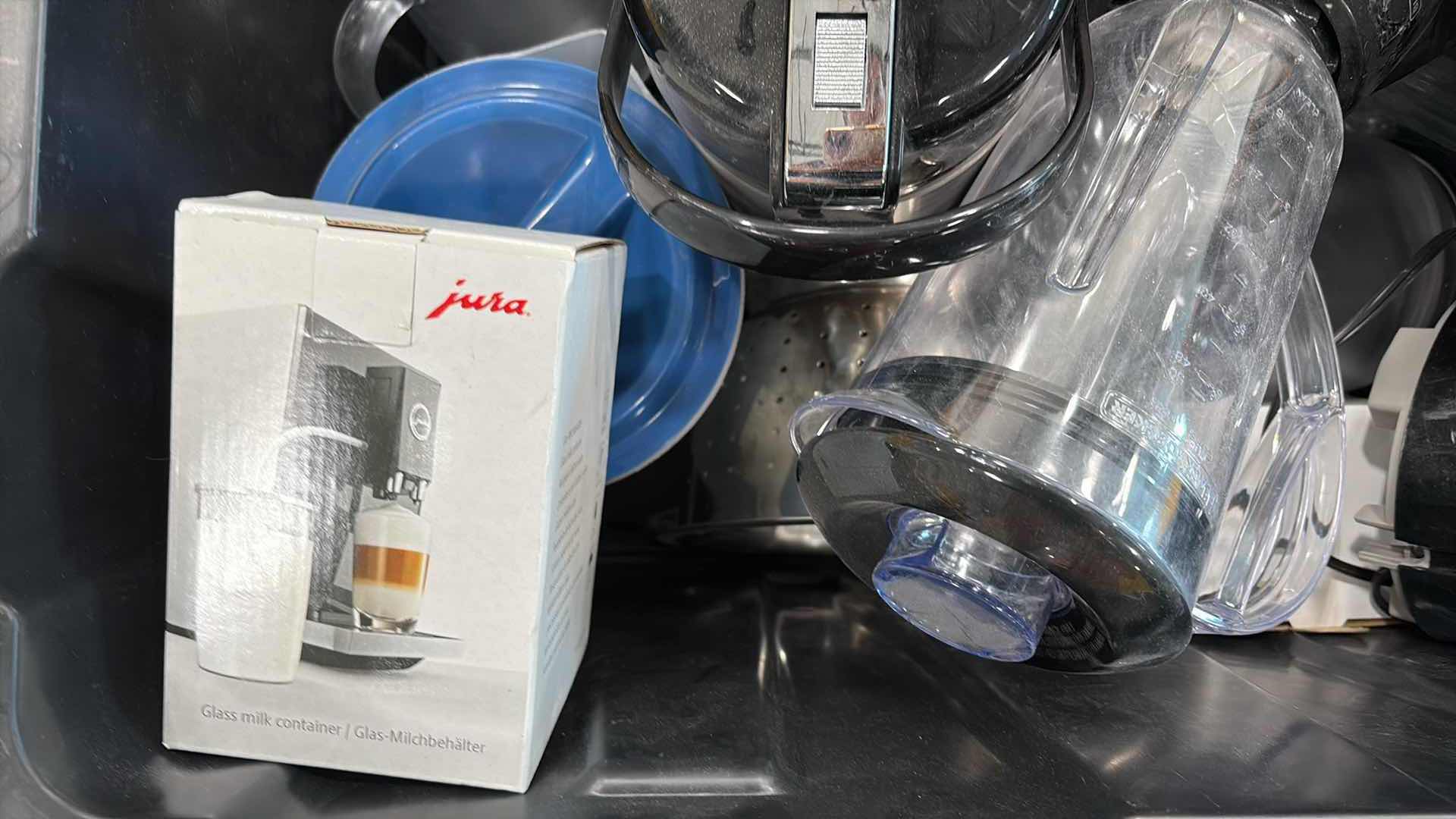 Photo 1 of CONTAINER OF KITCHEN BLENDER AND GUACAMOLE BOWLS