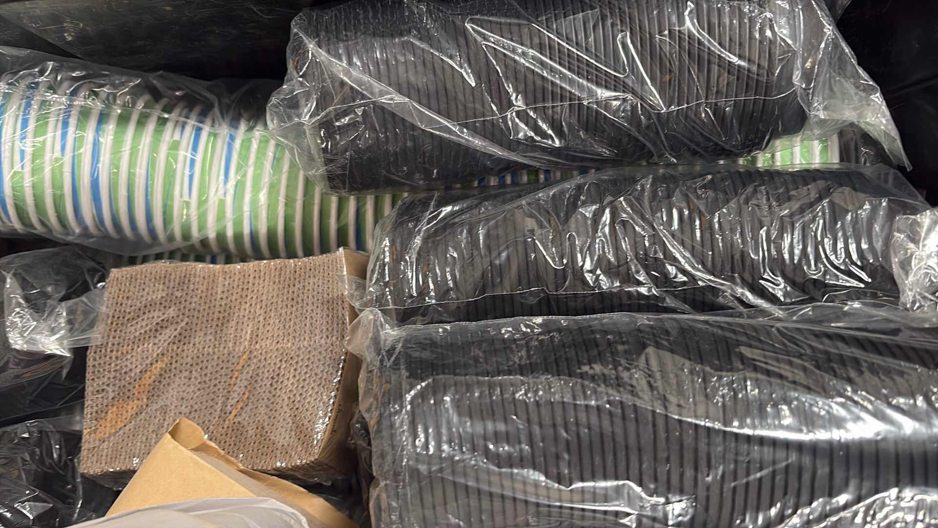 Photo 1 of CONTAINER OF DISPOSABLE HOT COFFEE CUPS