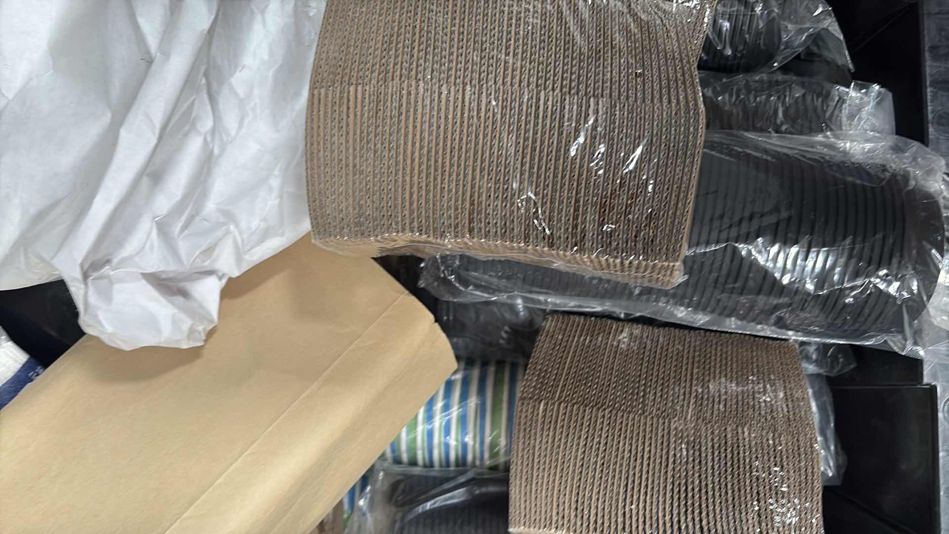 Photo 1 of CONTAINER OF DISPOSABLE HOT COFFEE CUPS