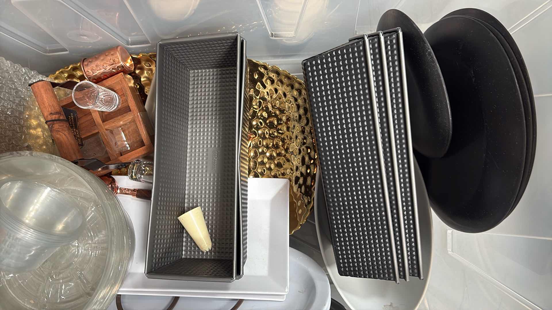 Photo 1 of CONTAINER OF SERVING AND BAKEWARE