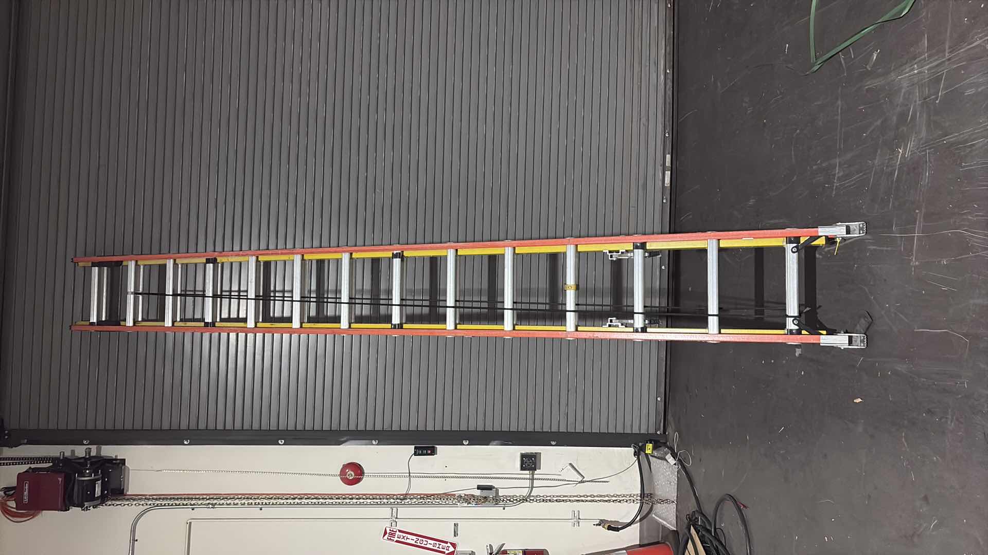 Photo 1 of 28' WERNER FIBERGLASS EXTENSION LADDER 