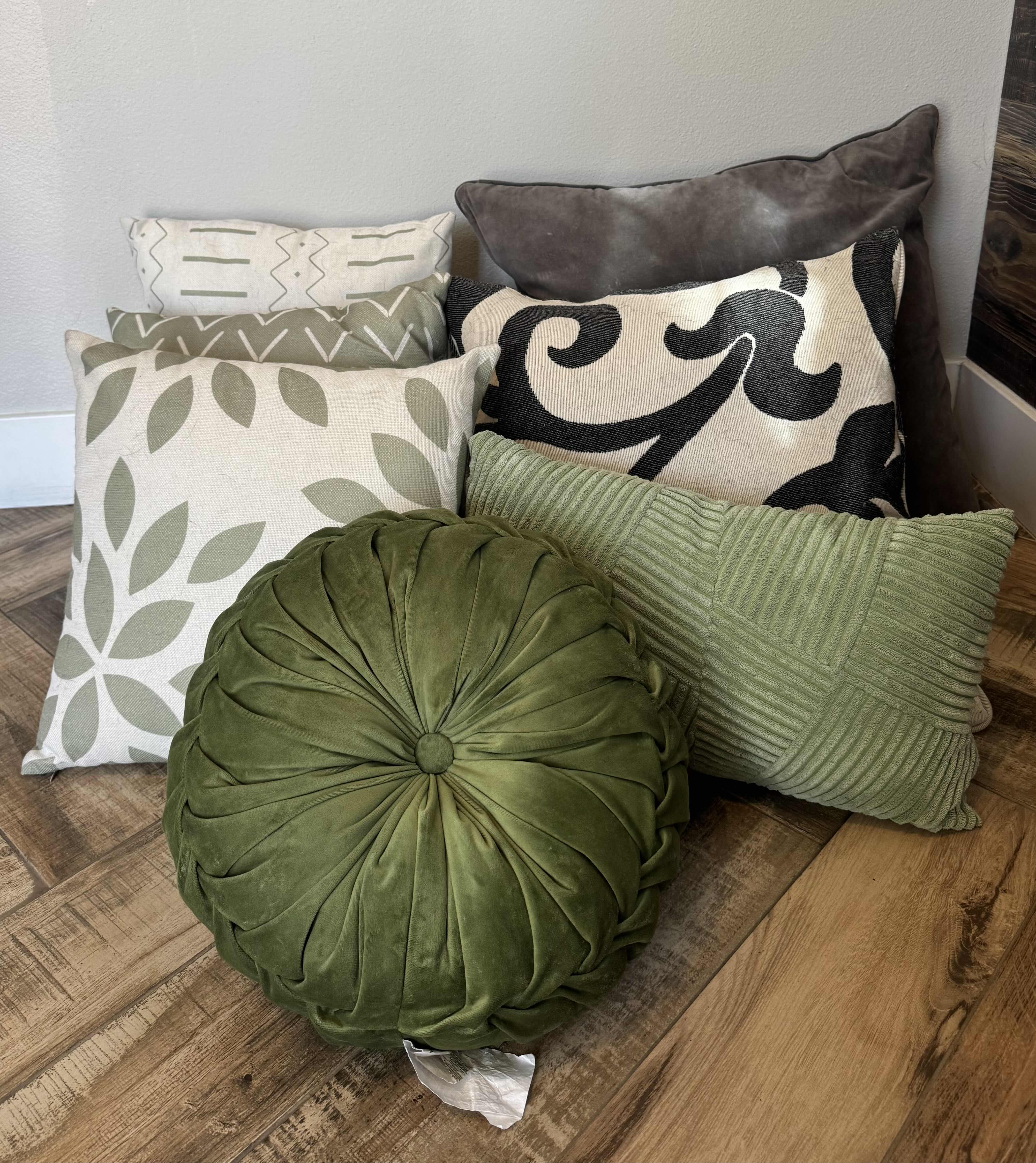 Photo 1 of 7-GREEN COLOR DESIGN ACCENT PILLOWS