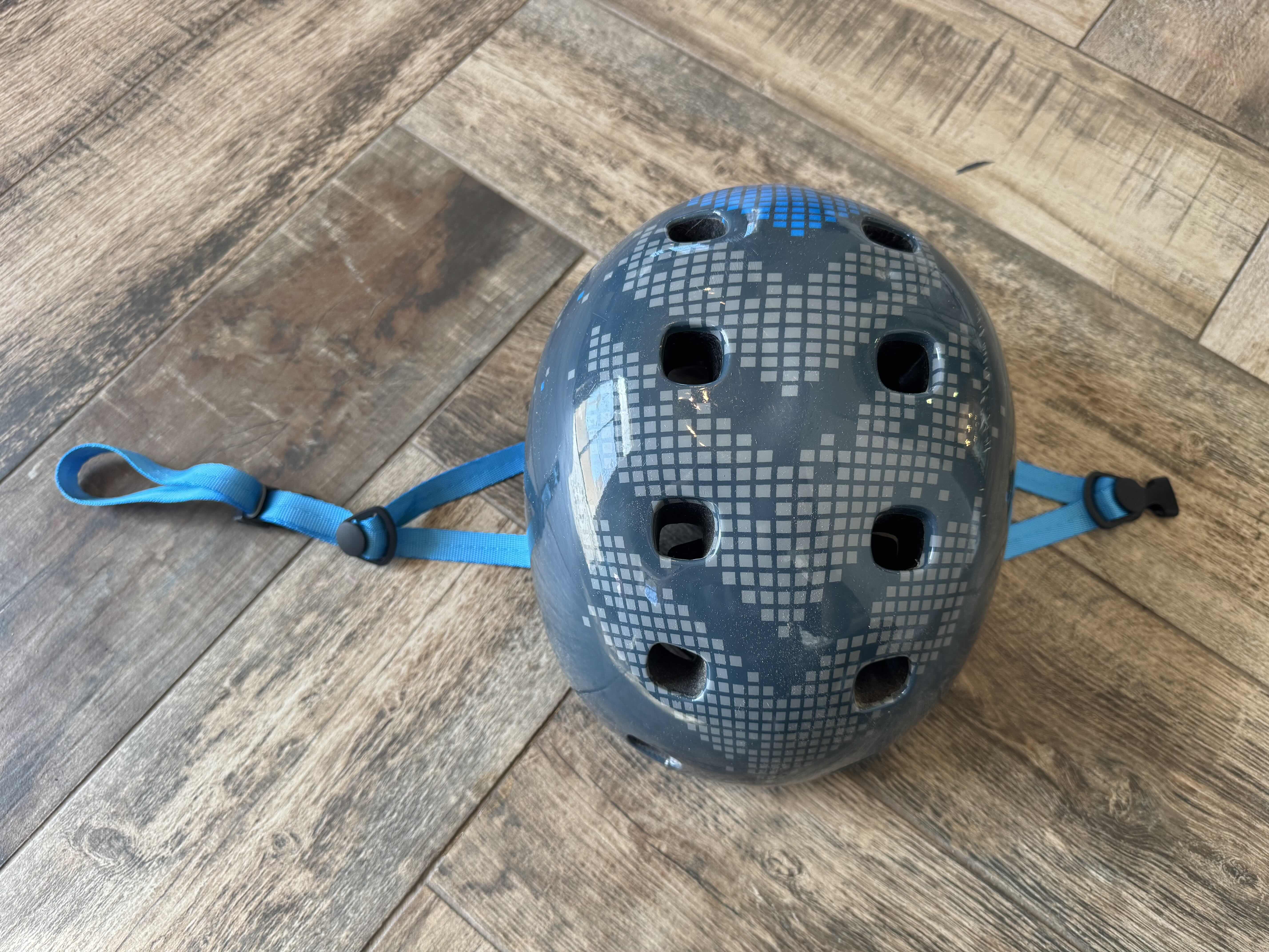 Photo 1 of MEDIUM SCHWINN QUALITY SKATEBOARDING HELMET GRAY/BLUE