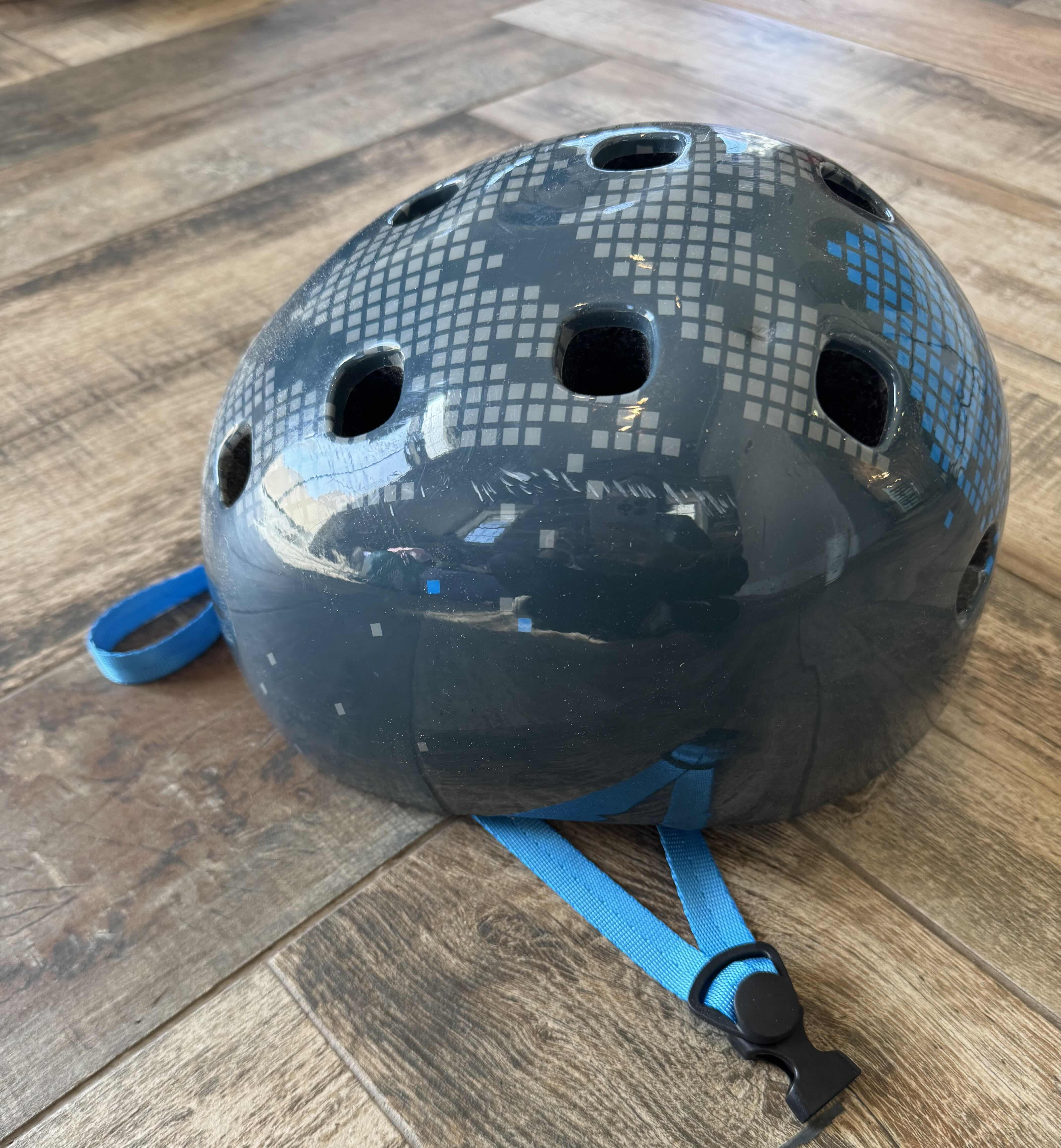 Photo 1 of MEDIUM SCHWINN QUALITY SKATEBOARDING HELMET GRAY/BLUE