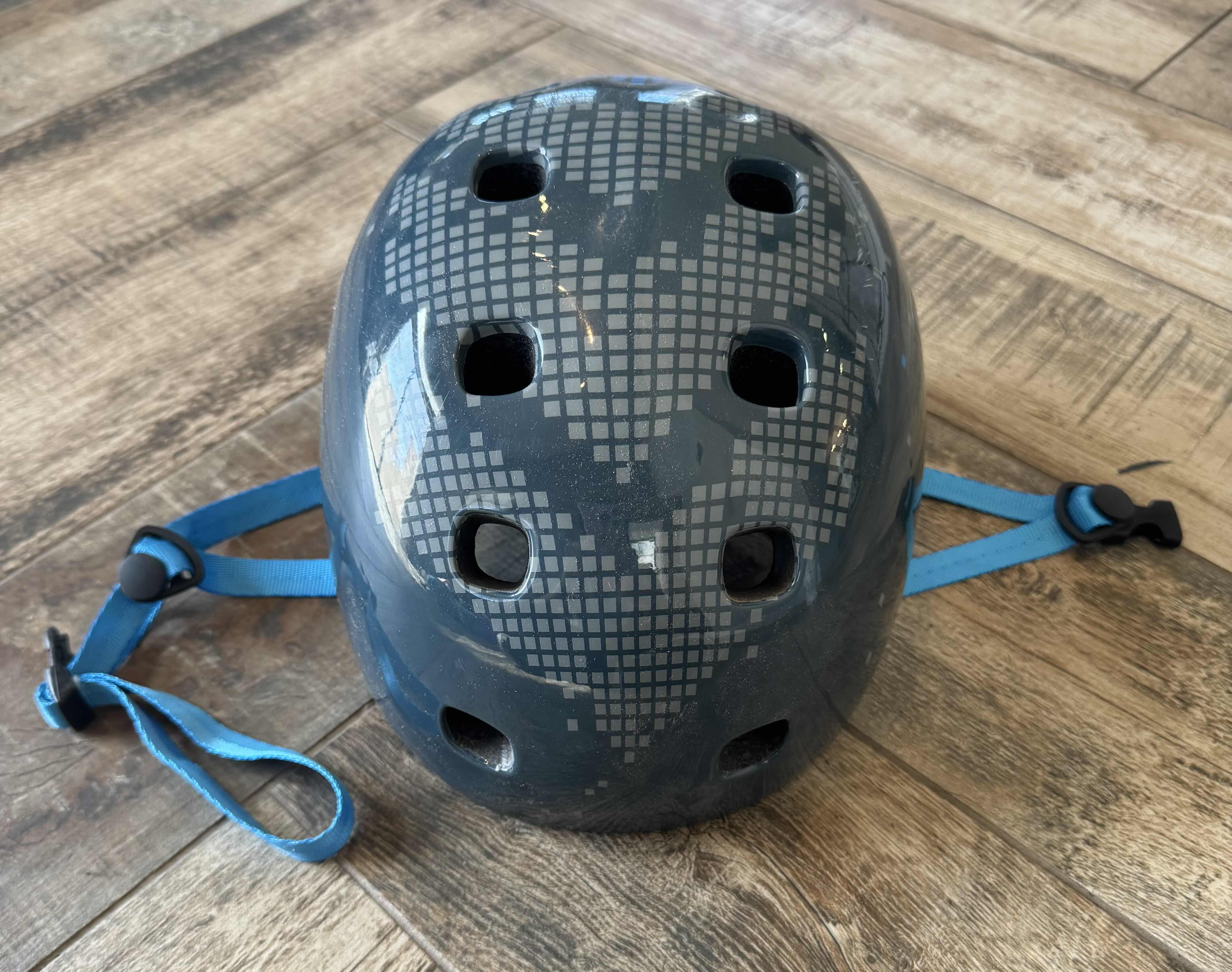 Photo 1 of MEDIUM SCHWINN QUALITY SKATEBOARDING HELMET GRAY/BLUE