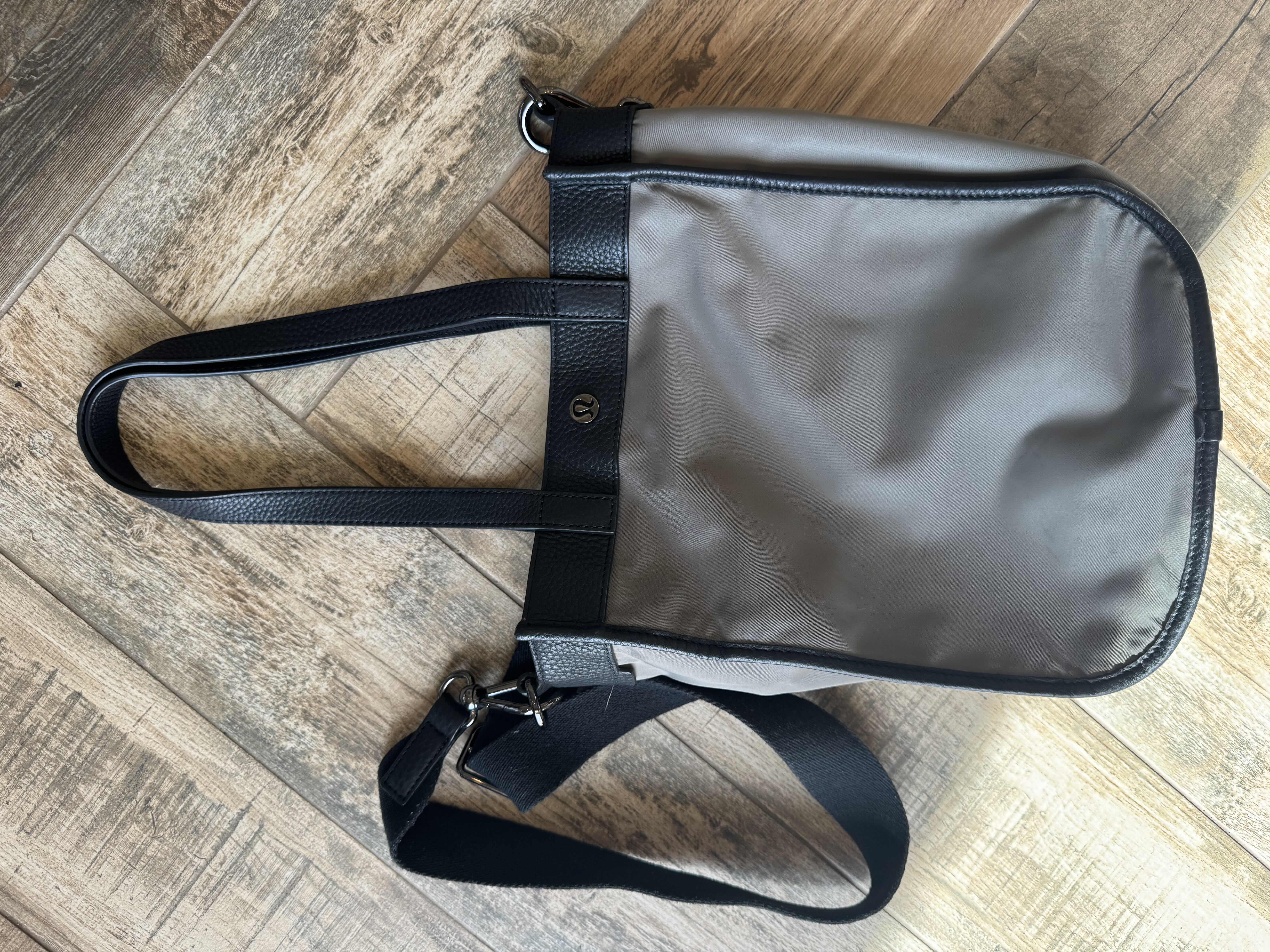 Photo 1 of 4-WOMEN'S HANDBAGS

