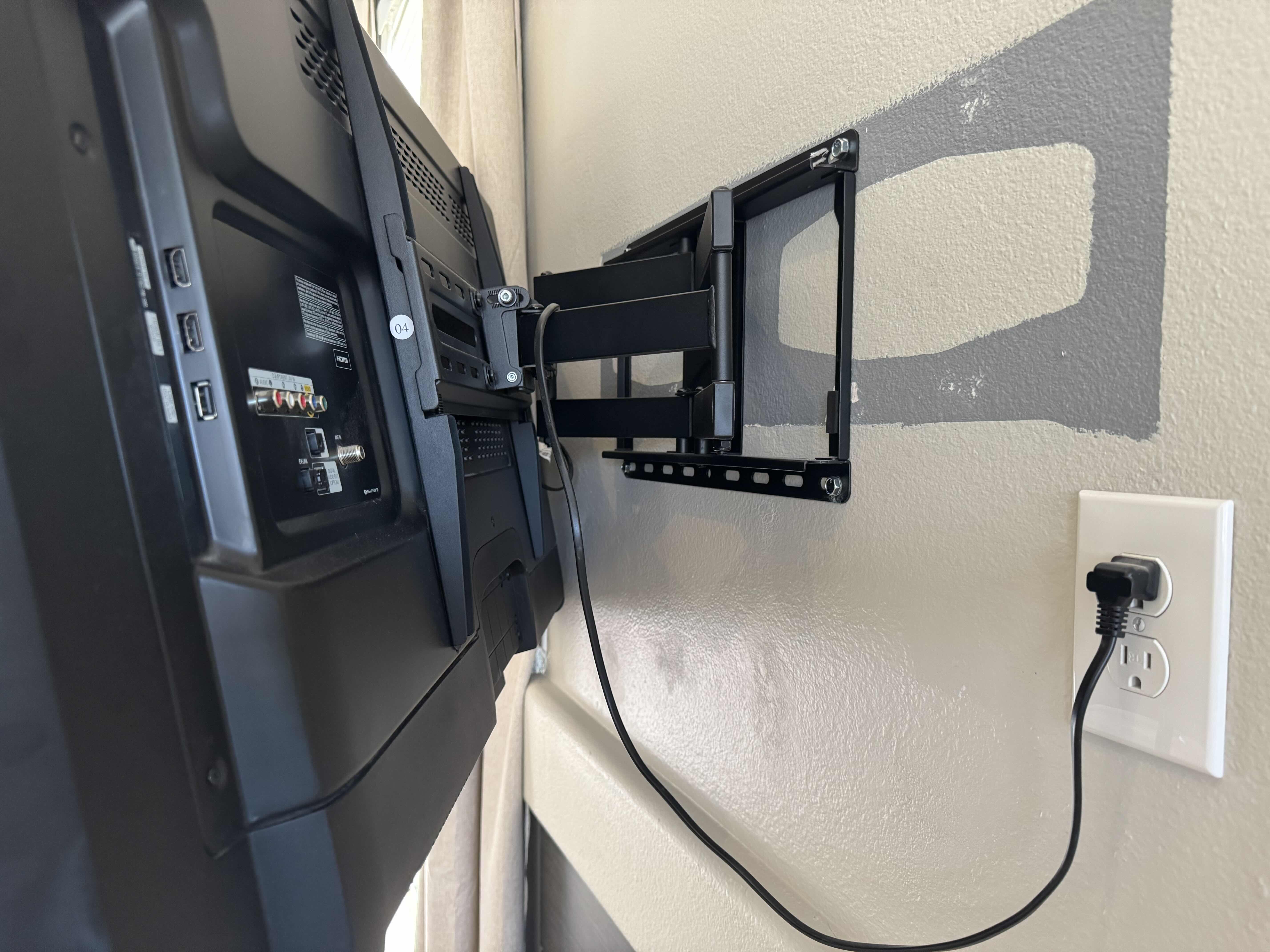 Photo 1 of 43" SAMSUNG TV W WALL MOUNT (NO REMOTE)