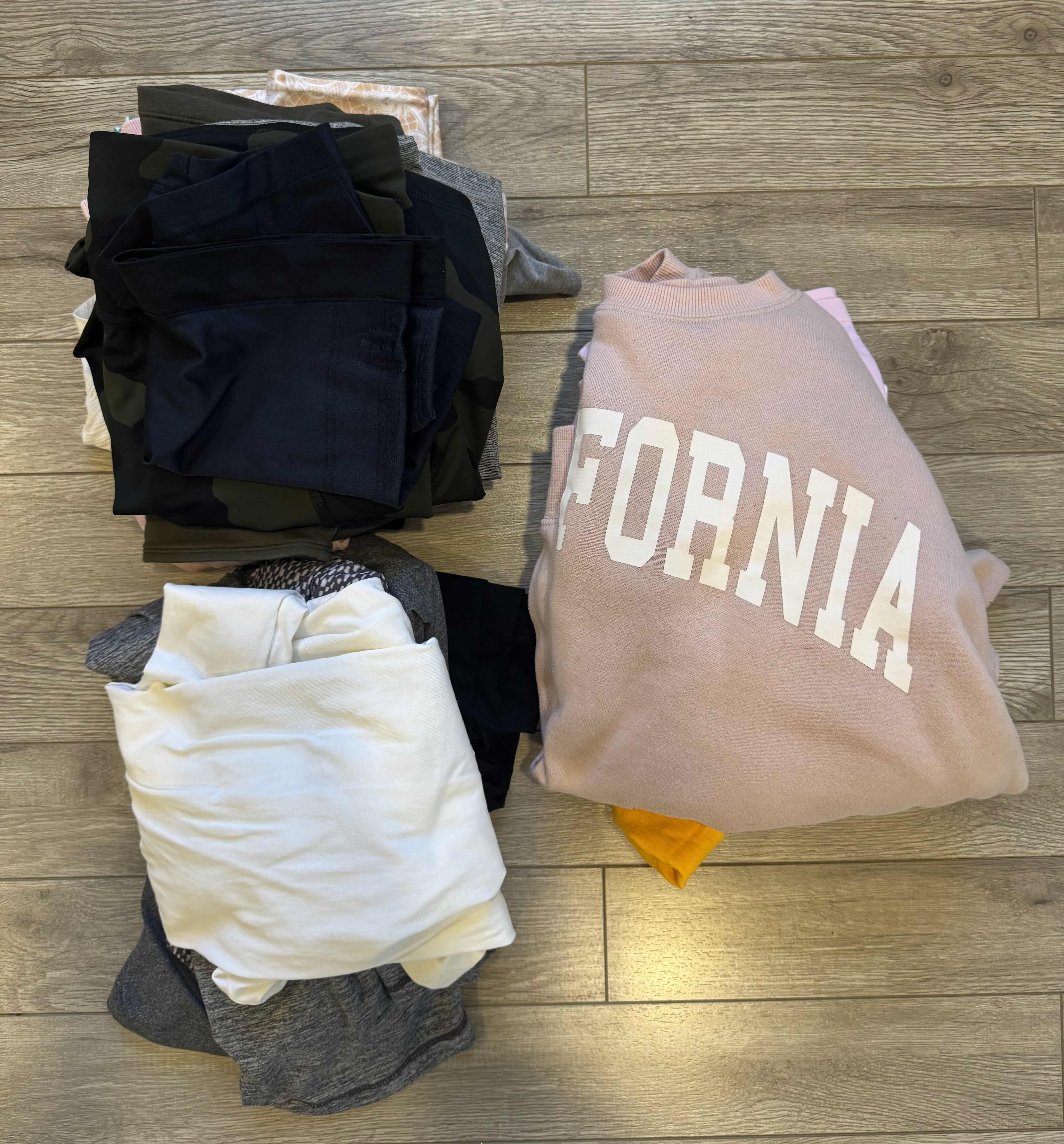 Photo 1 of 25-WOMEN'S T-SHIRTS & LEGGINGS (SIZE M/L)