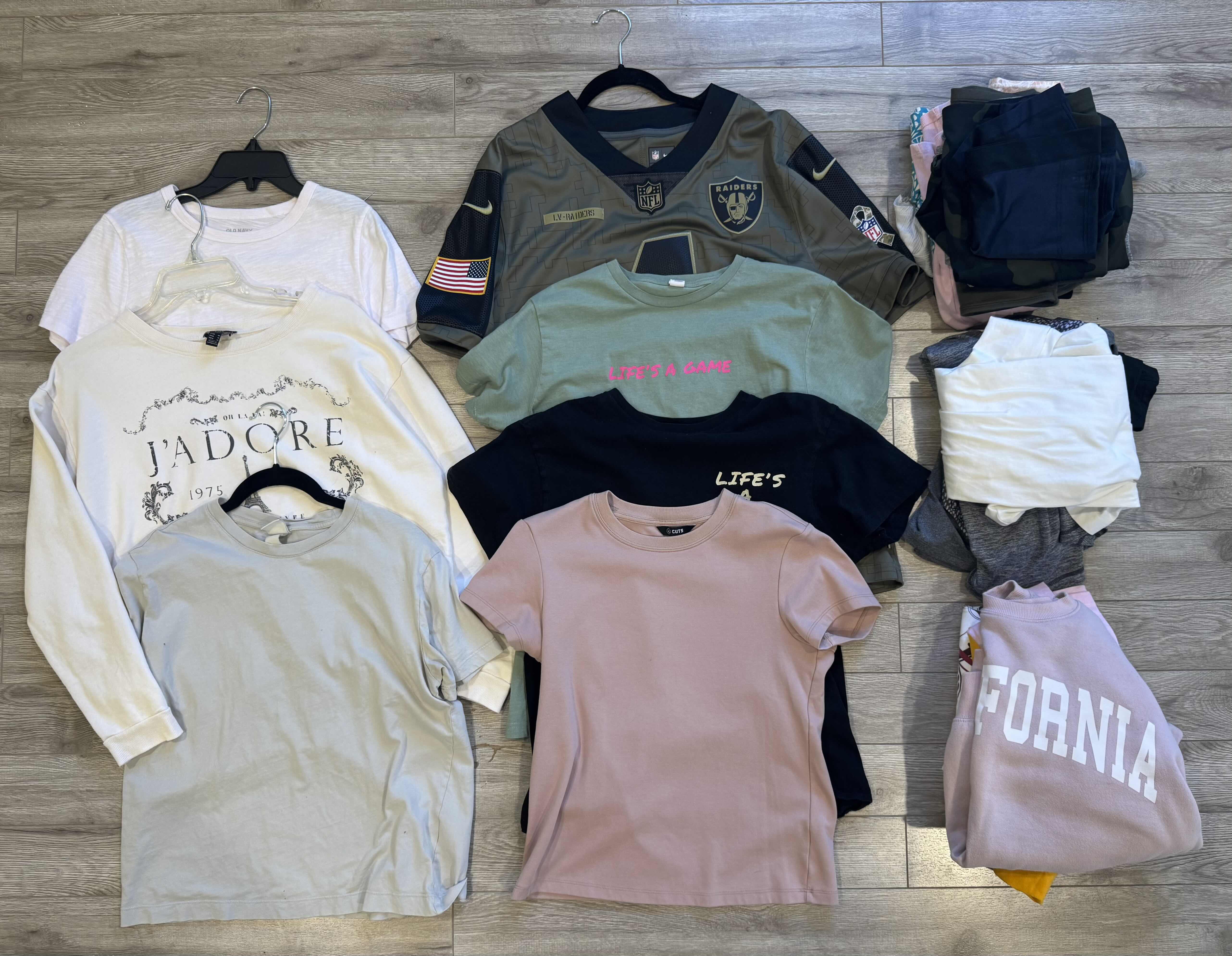 Photo 1 of 25-WOMEN'S T-SHIRTS & LEGGINGS (SIZE M/L)