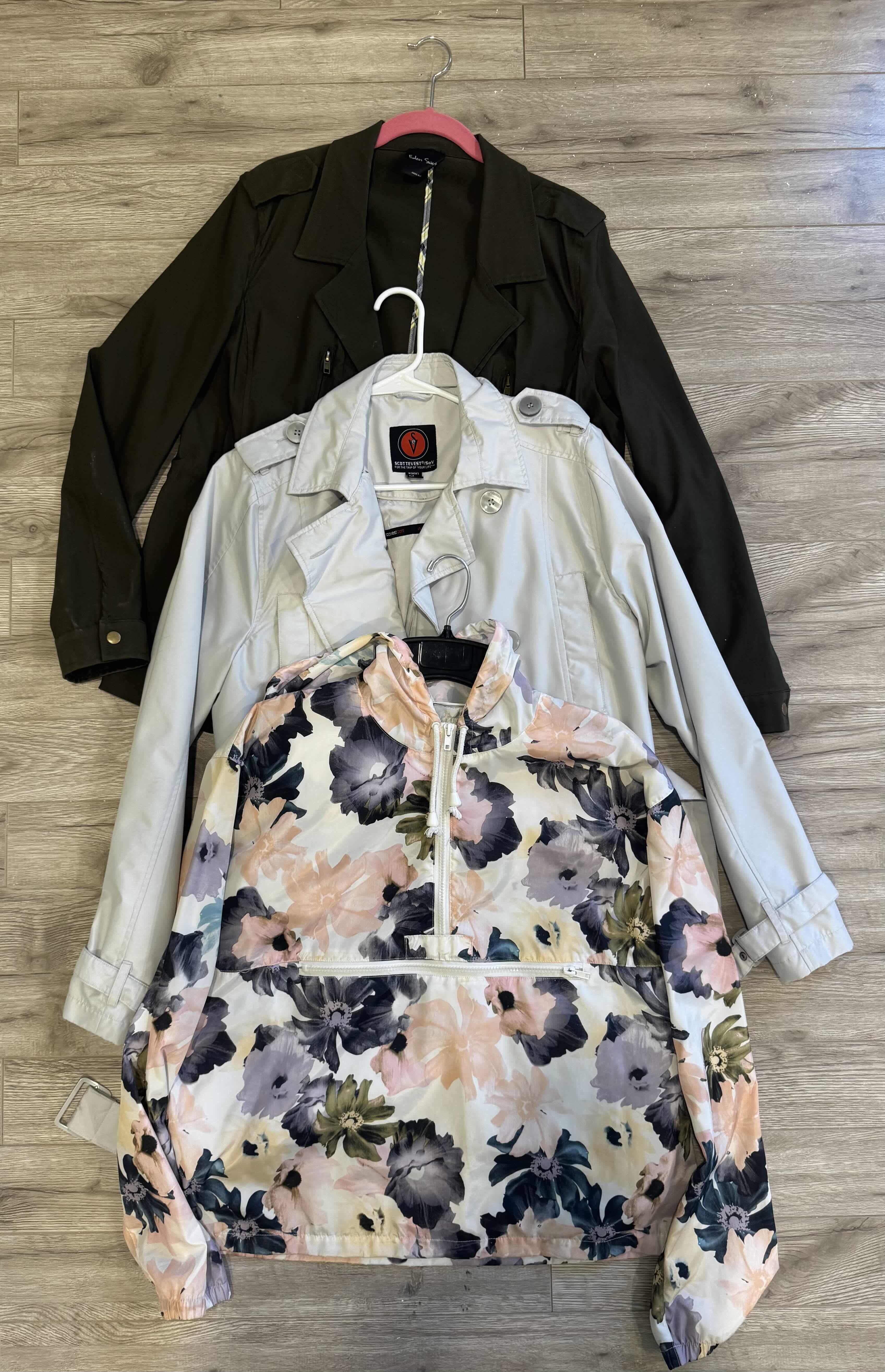 Photo 1 of 6-WOMEN'S CLOTHES-OUTDOOR JACKETS & HOODIES (SIZE M/L)