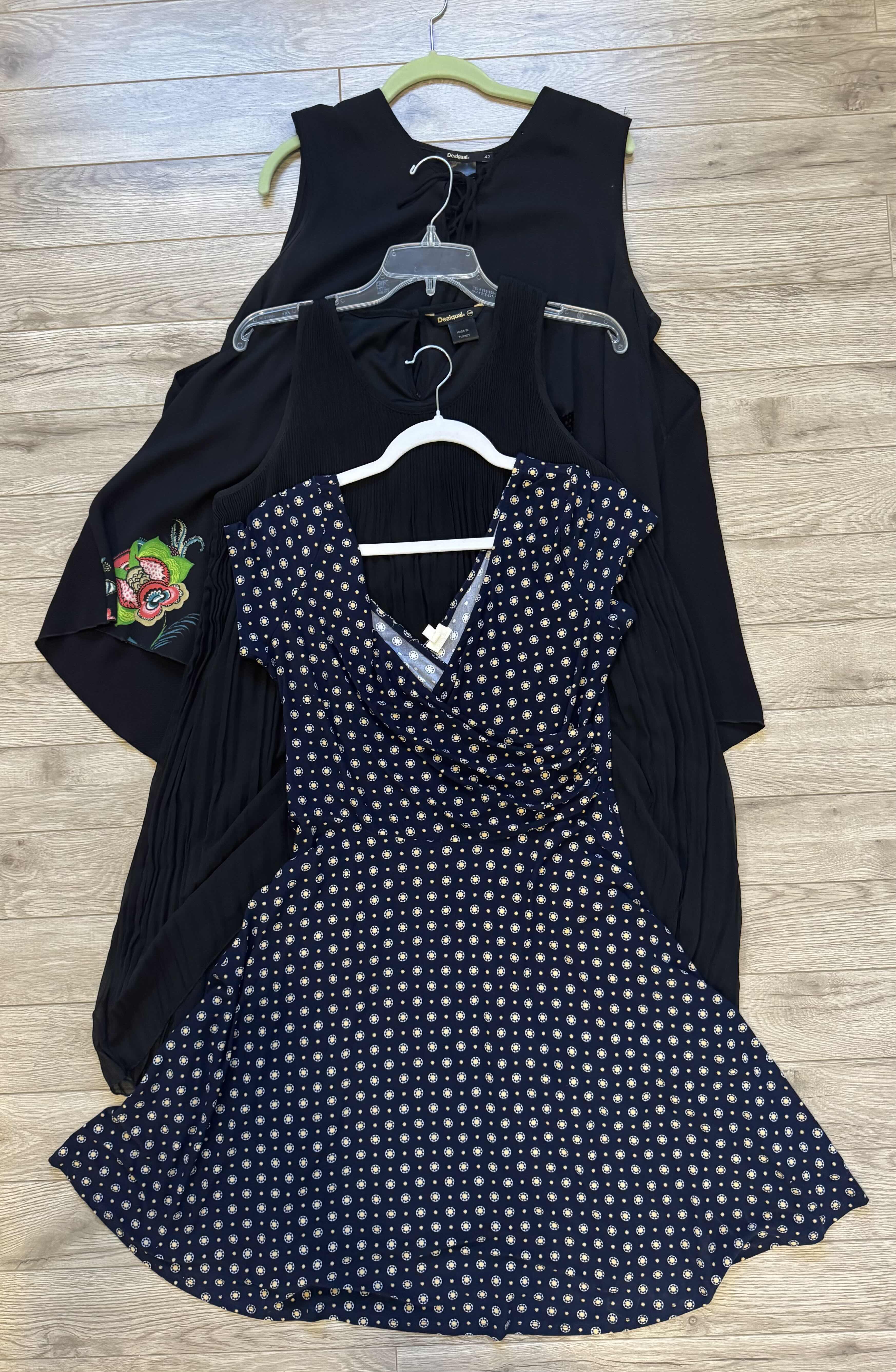 Photo 1 of 6-WOMEN'S SHORT SLEEVE DRESSES (SIZE L)