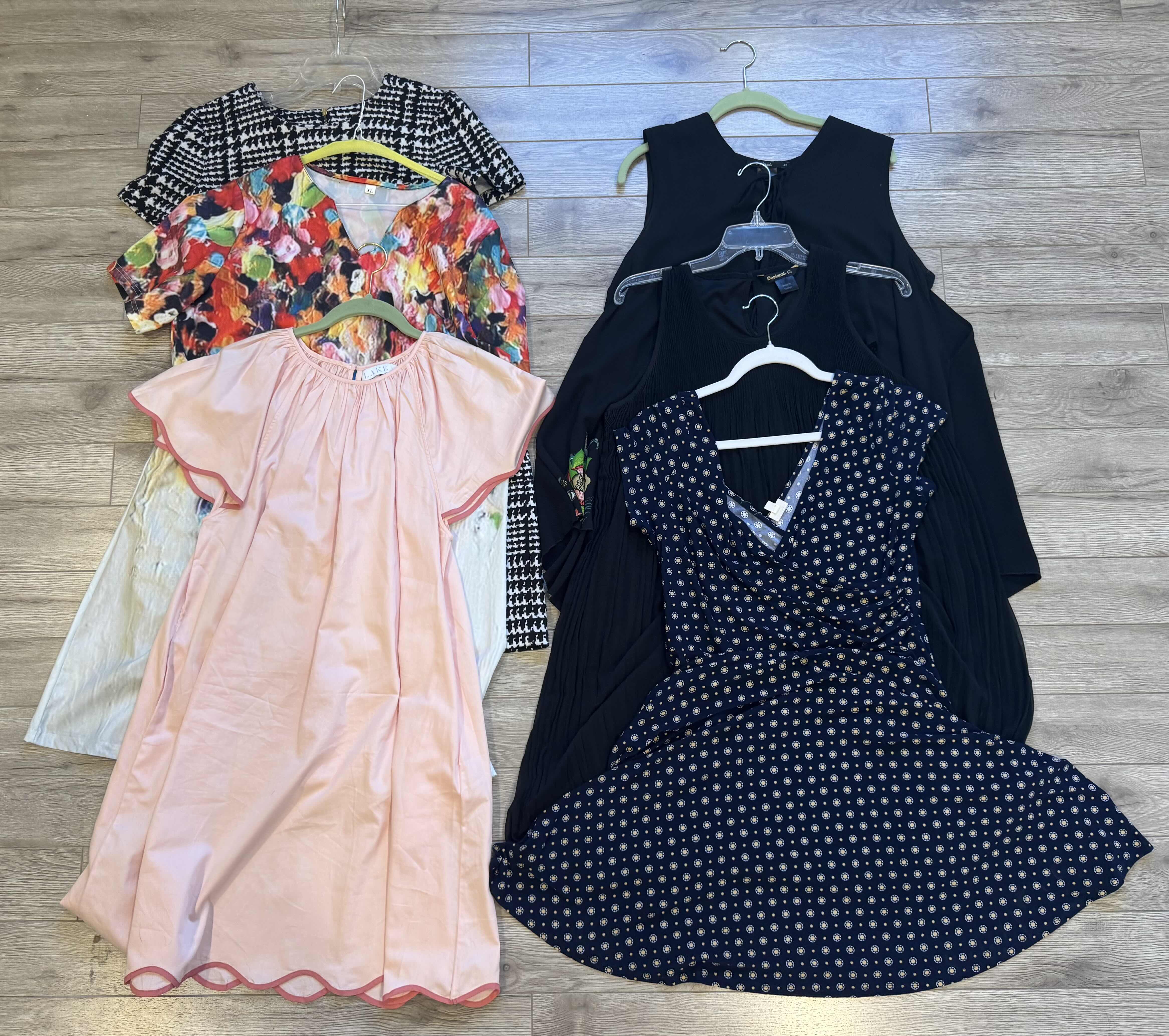 Photo 1 of 6-WOMEN'S SHORT SLEEVE DRESSES (SIZE L)