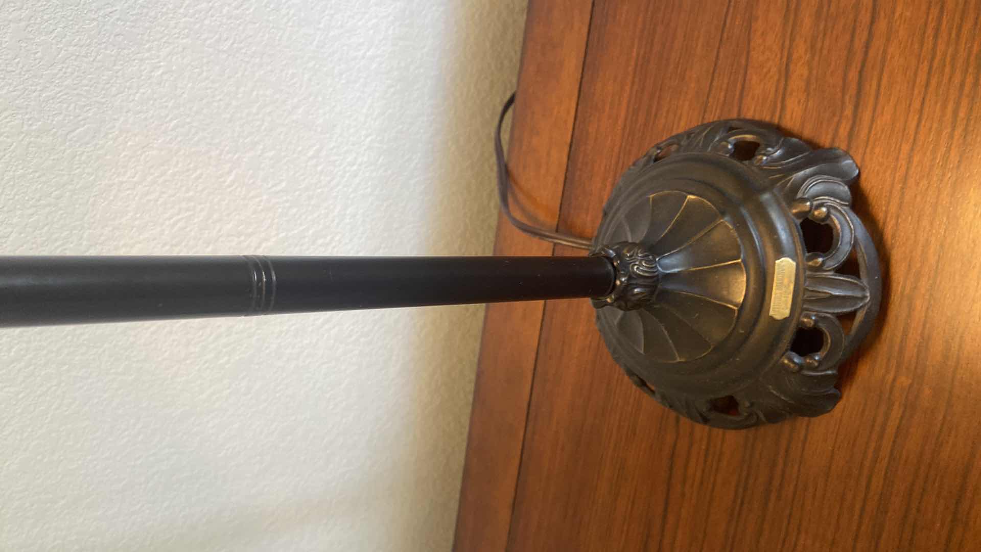 View 4 of ANTIQUES ROADSHOW BY DALE TIFFANY INC. TABLE LAMP H 31”