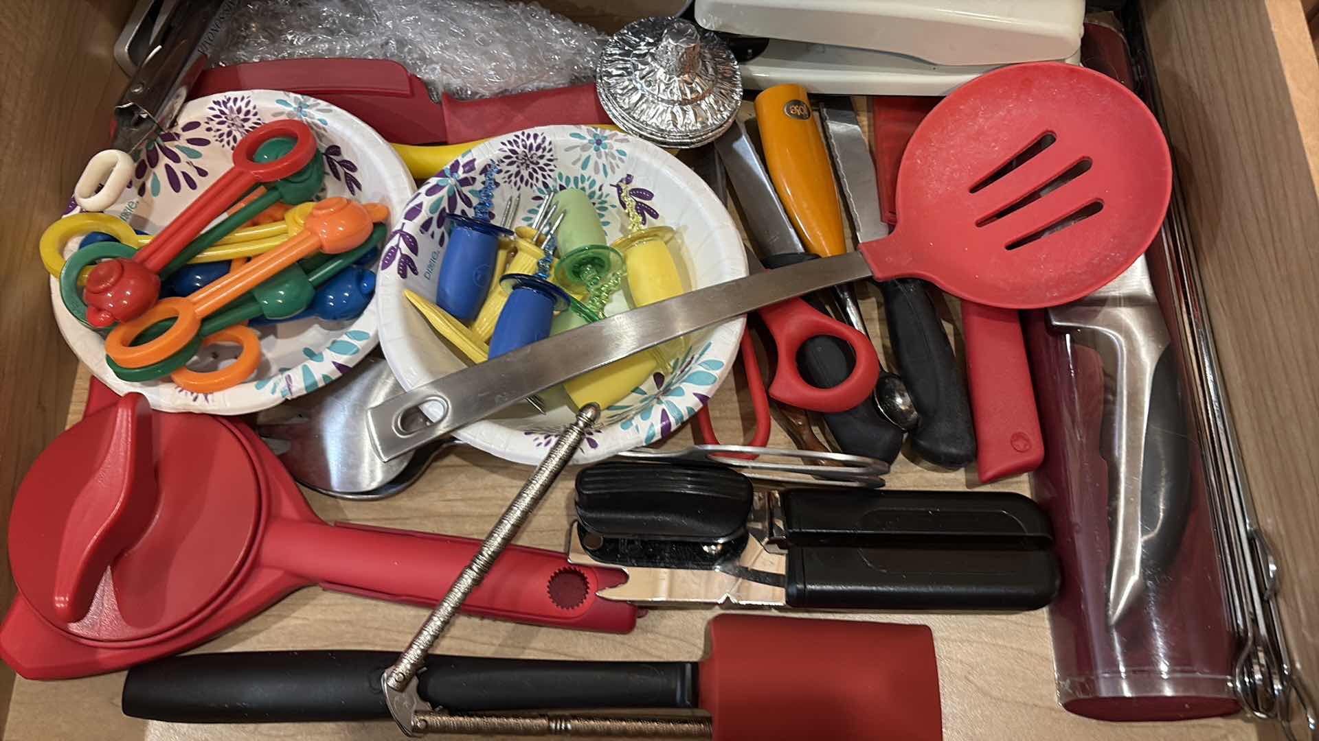 Photo 1 of CONTENTS OF KITCHEN DRAWER