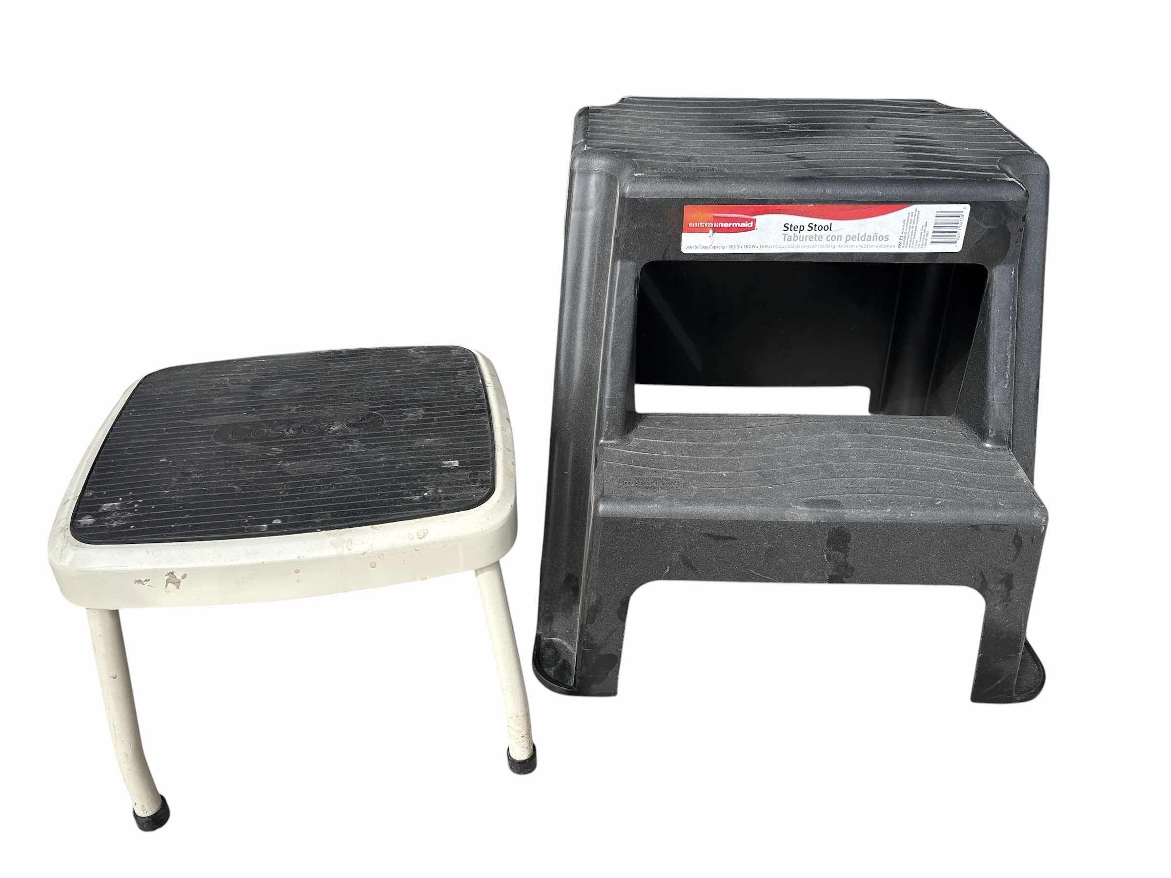 Photo 1 of (3)PCS PLASTIC & WOOD STEP STOOLS H15.5”
