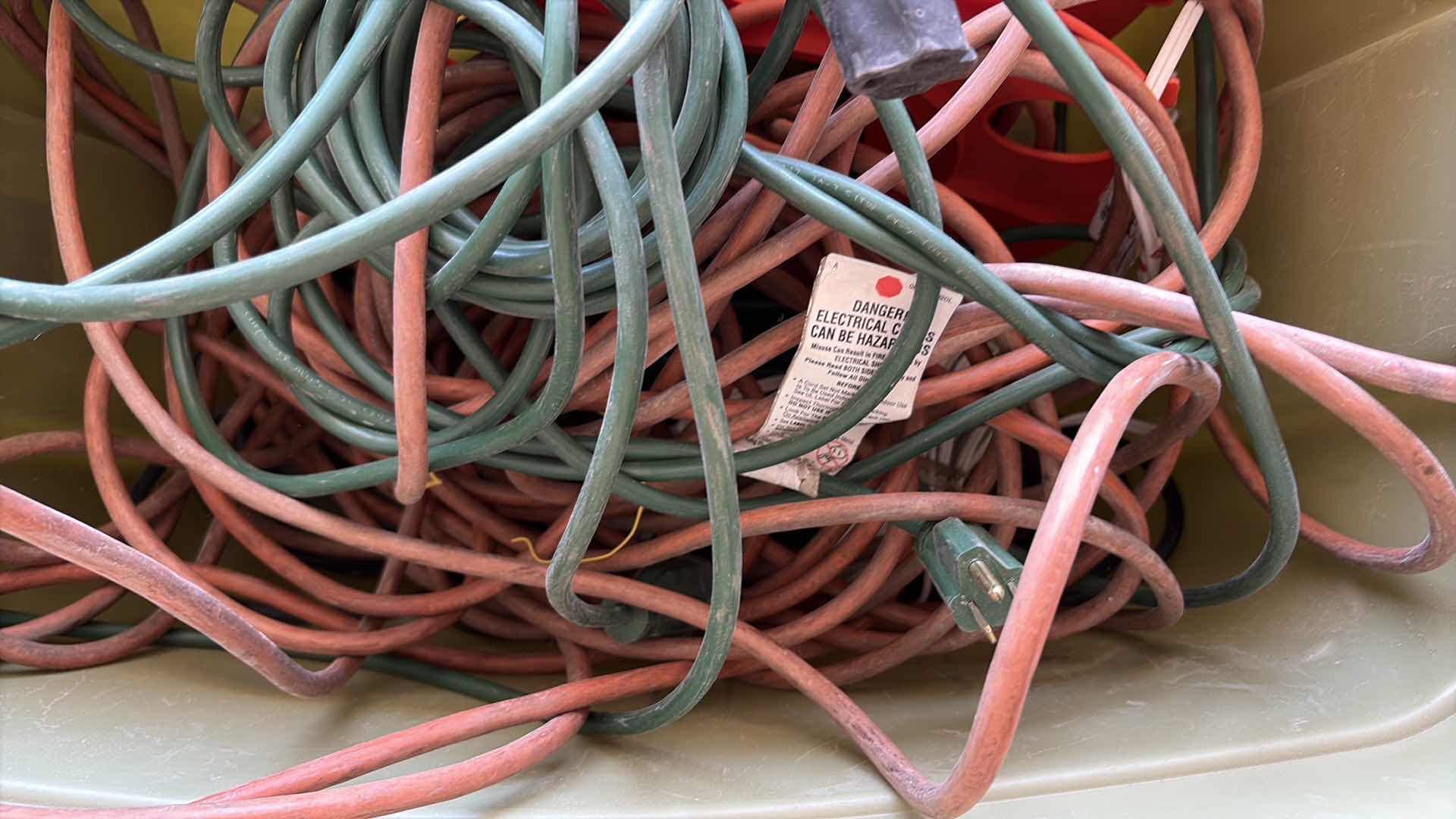 Photo 1 of CONTAINER OF EXTENSION CHORDS