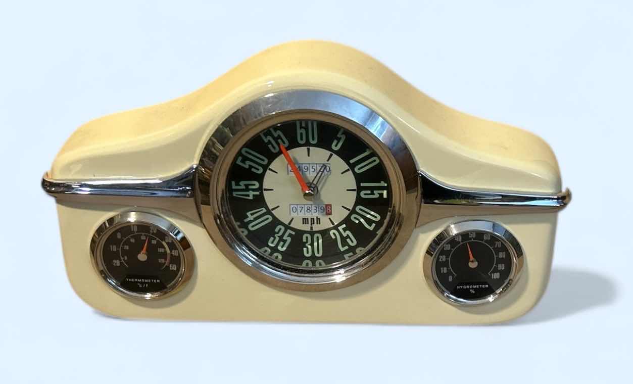 Photo 1 of 1960’S VINTAGE AMERICAN COUNTRY RETRO CLASSIC CAR DASHBOARD CLOCK H4.25”