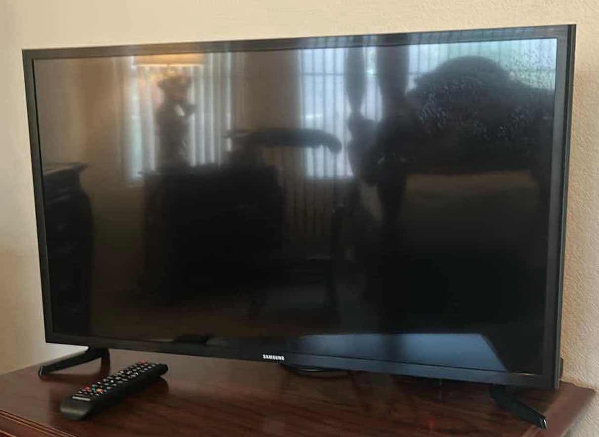 Photo 1 of 19” SAMSUNG TV W REMOTE