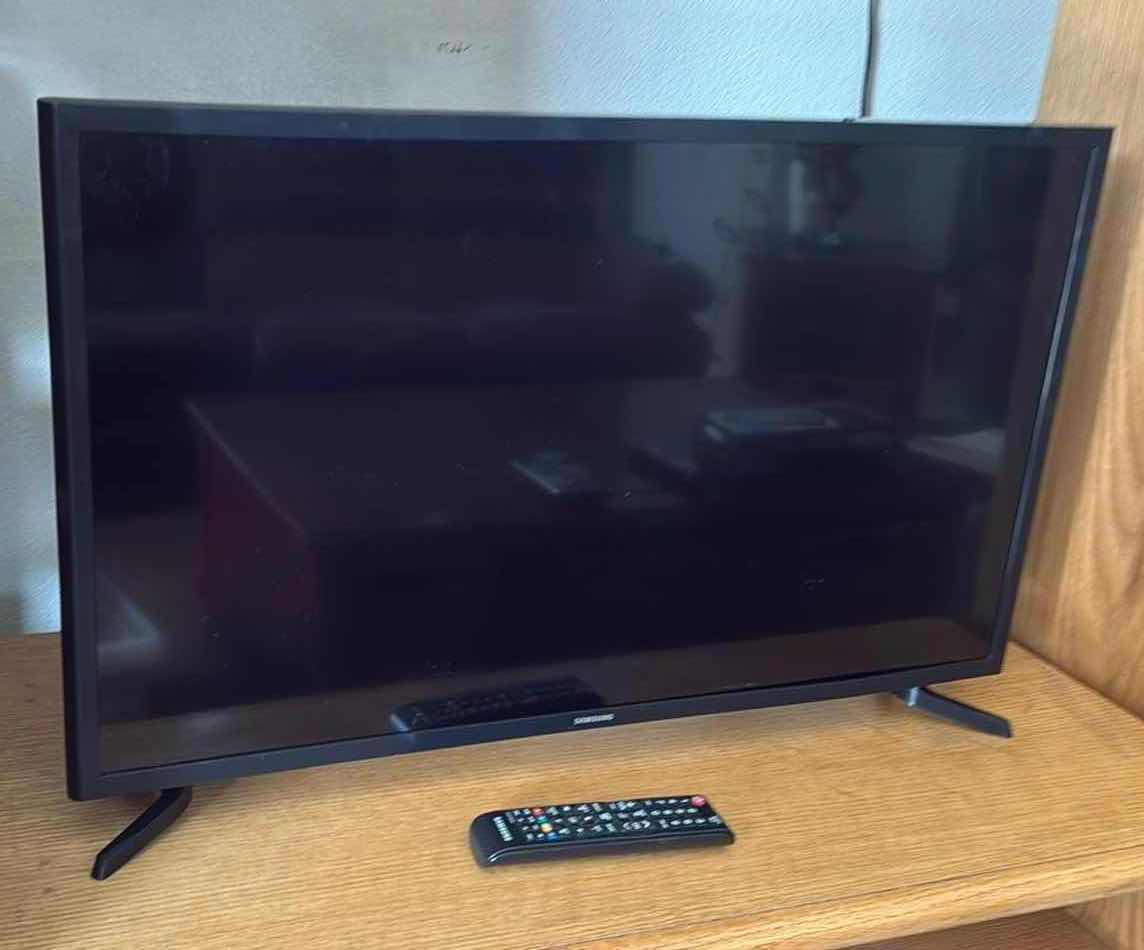 Photo 1 of 32” SAMSUNG FLAT SCREEN TV W REMOTE