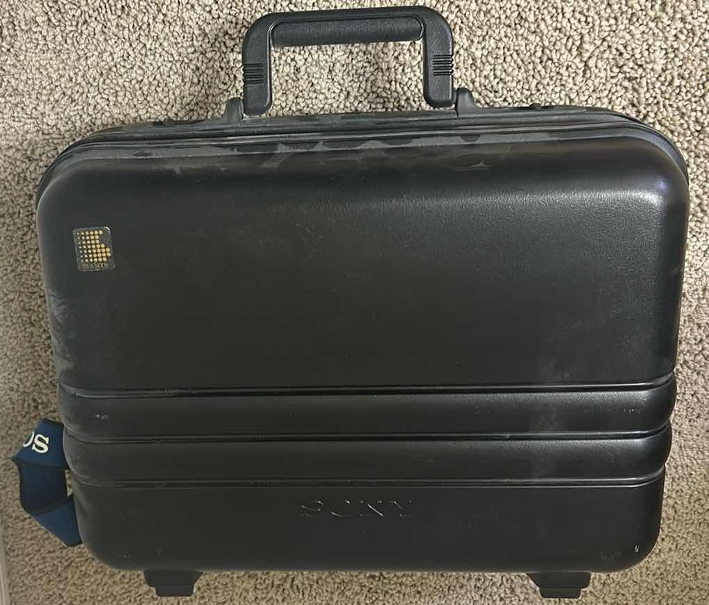 Photo 1 of SONY HANDYCAM VIDEO CAMARA W CASE CCD-F401