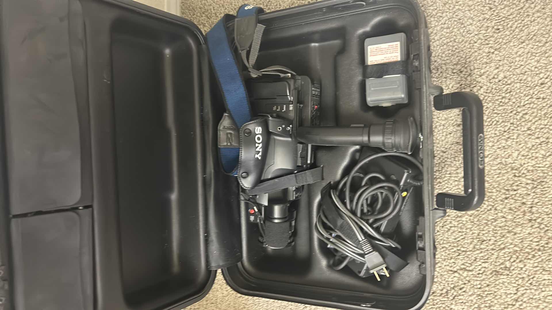 Photo 1 of SONY HANDYCAM VIDEO CAMARA W CASE CCD-F401