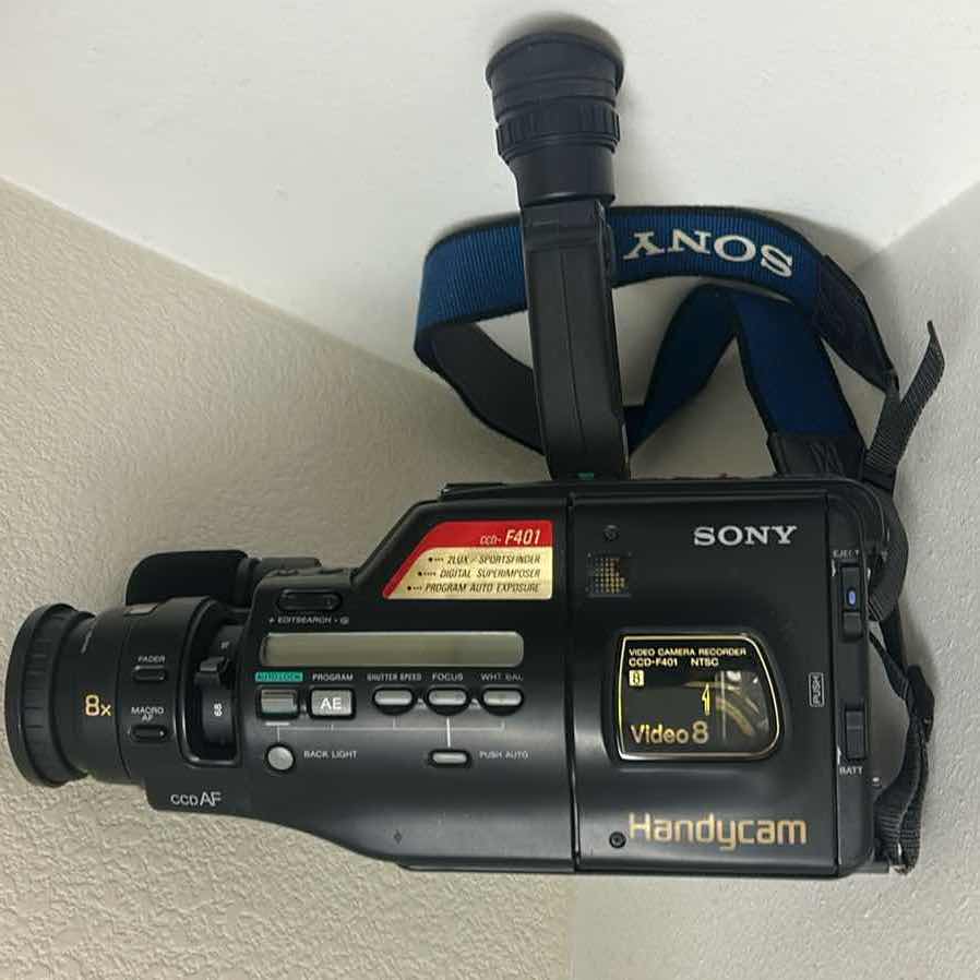 Photo 1 of SONY HANDYCAM VIDEO CAMARA W CASE CCD-F401