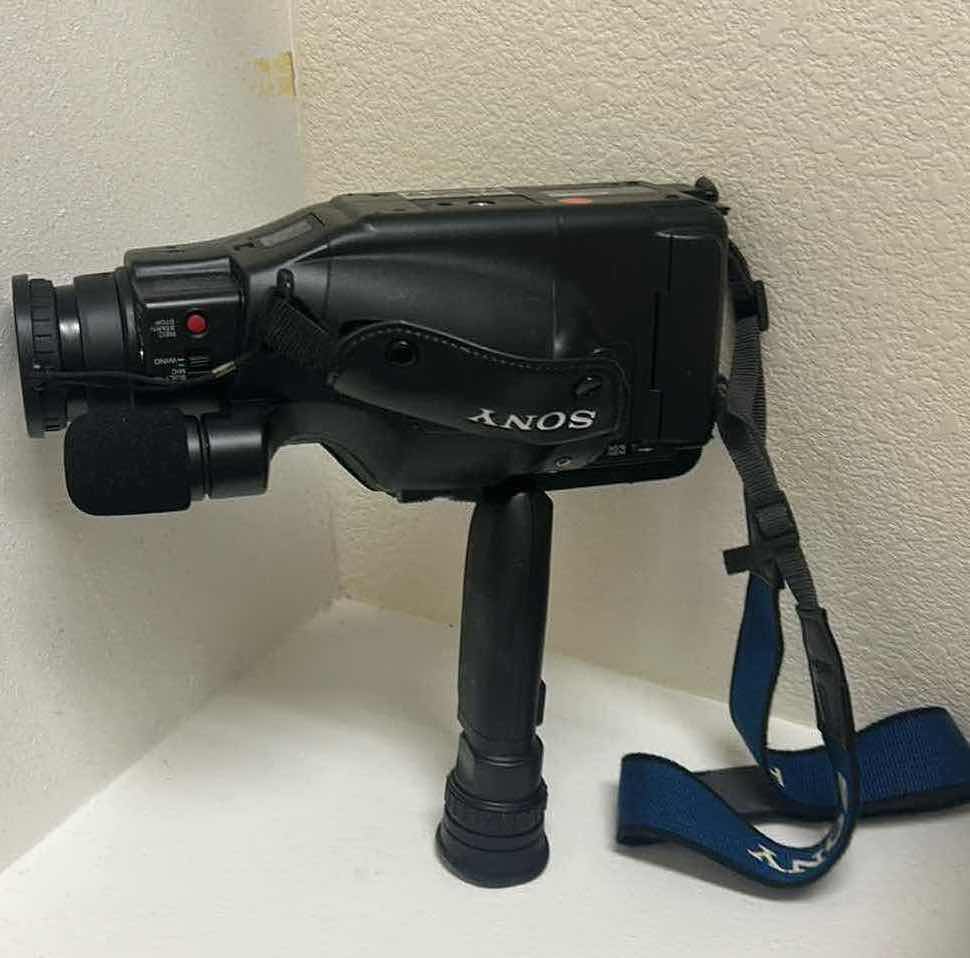 Photo 1 of SONY HANDYCAM VIDEO CAMARA W CASE CCD-F401