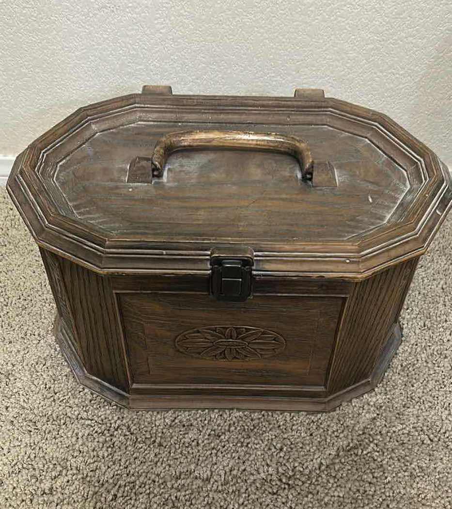 Photo 1 of CONTENTS OF PLASTIC SEWING CASE