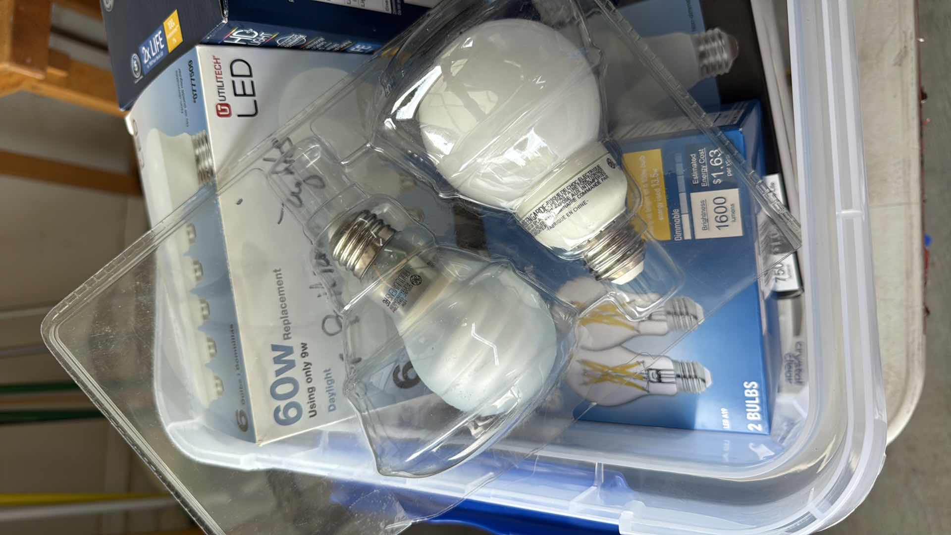 Photo 1 of CONTENTS OF TOTE-ASSORTED LIGHT BULBS