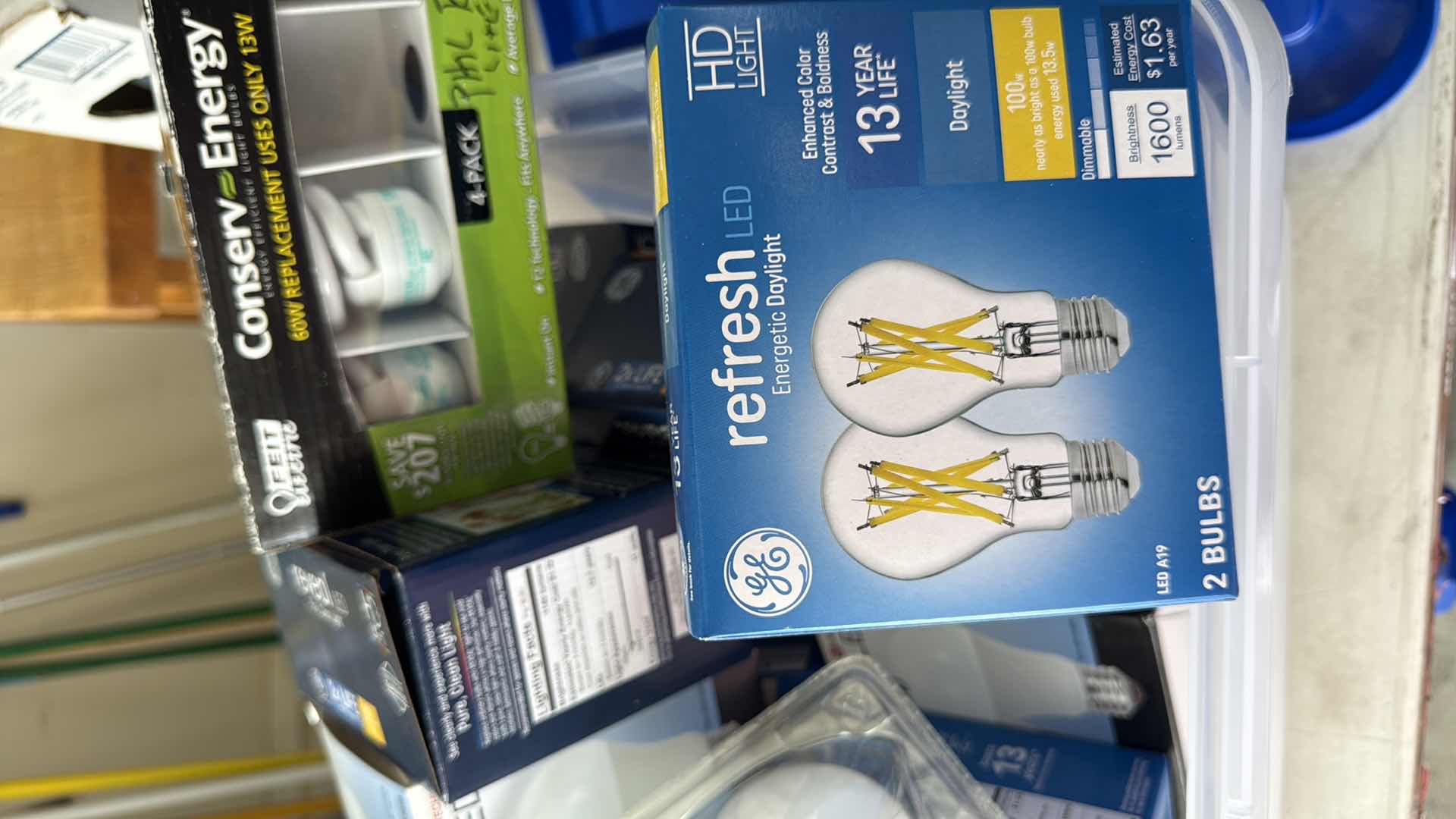 Photo 1 of CONTENTS OF TOTE-ASSORTED LIGHT BULBS