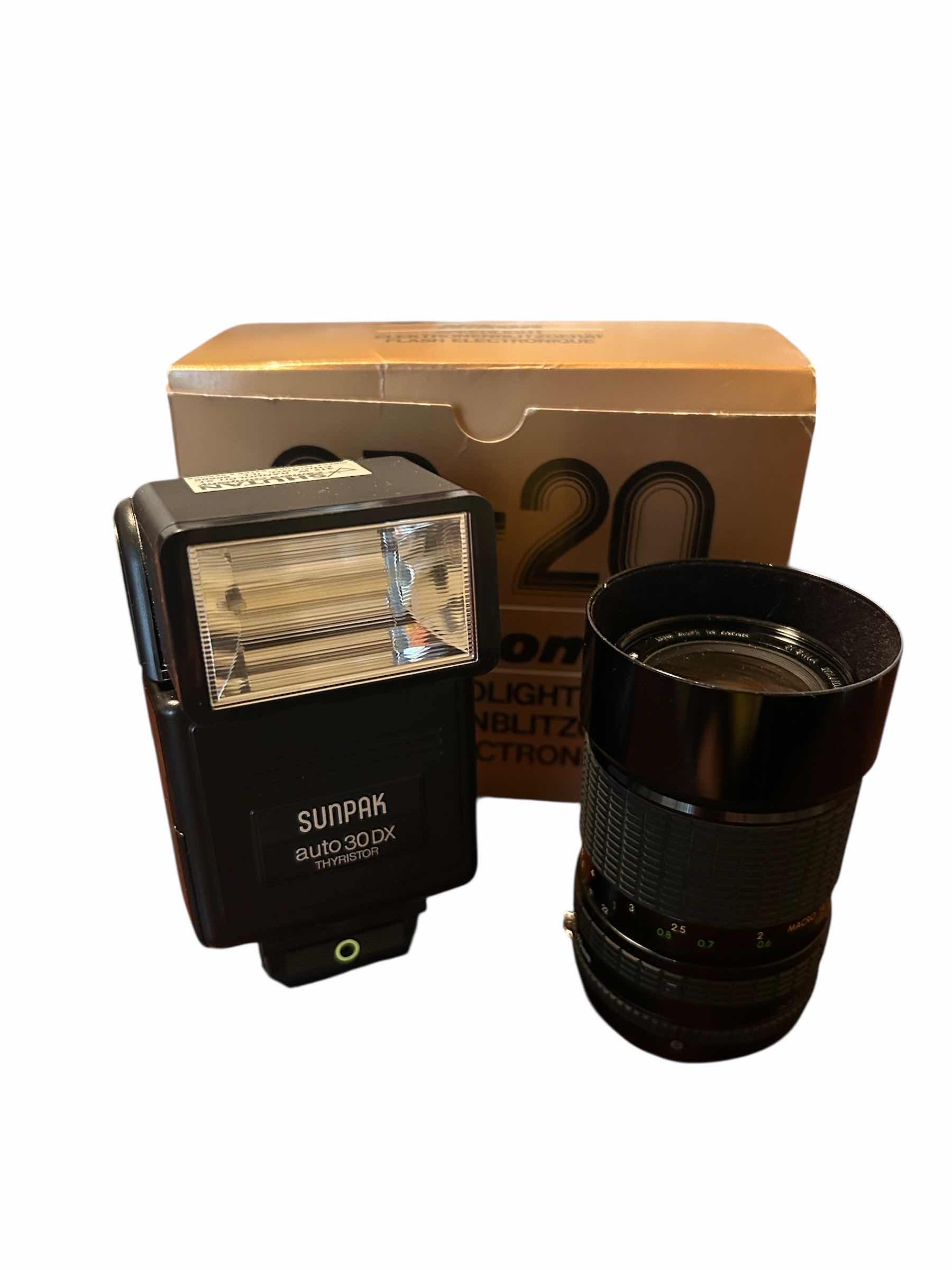 Photo 1 of SB-20 NIKON SPEEDLIGHT W LENS