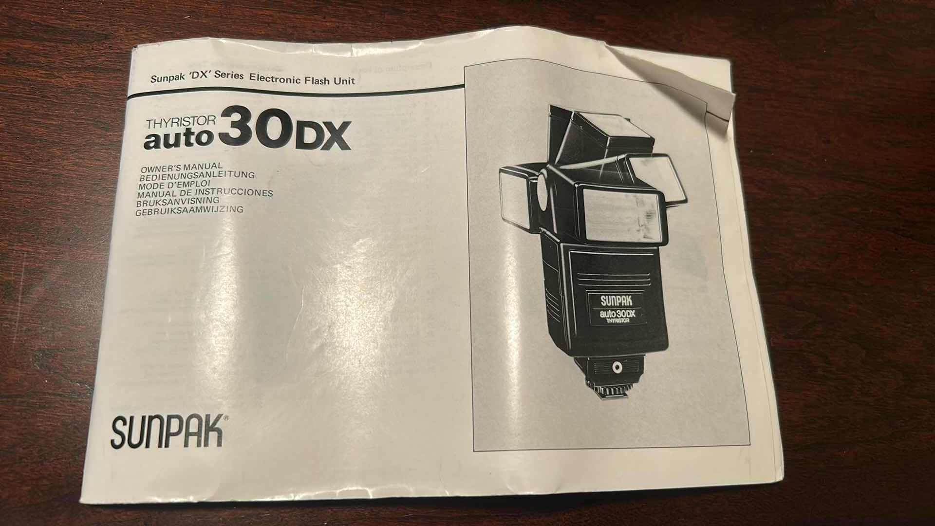 Photo 1 of SB-20 NIKON SPEEDLIGHT W LENS