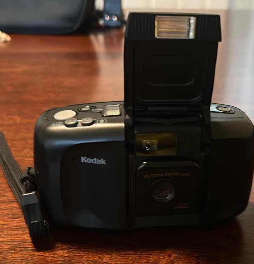 Photo 1 of 2 VINTAGE POINT AND SHOOT CAMERAS KODAK AND MINOLTA