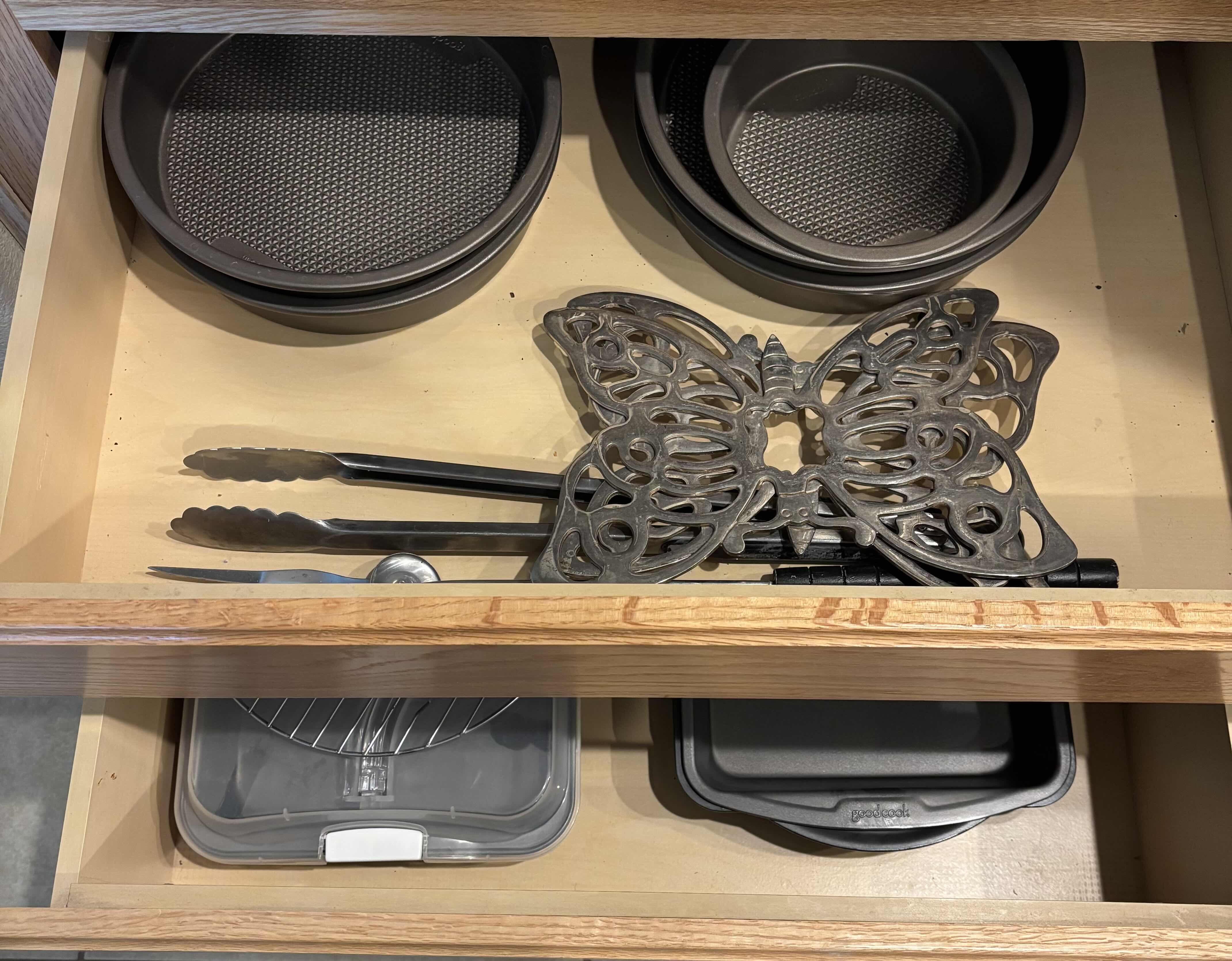 Photo 1 of CONTENTS OF KITCHEN DRAWERS (2)