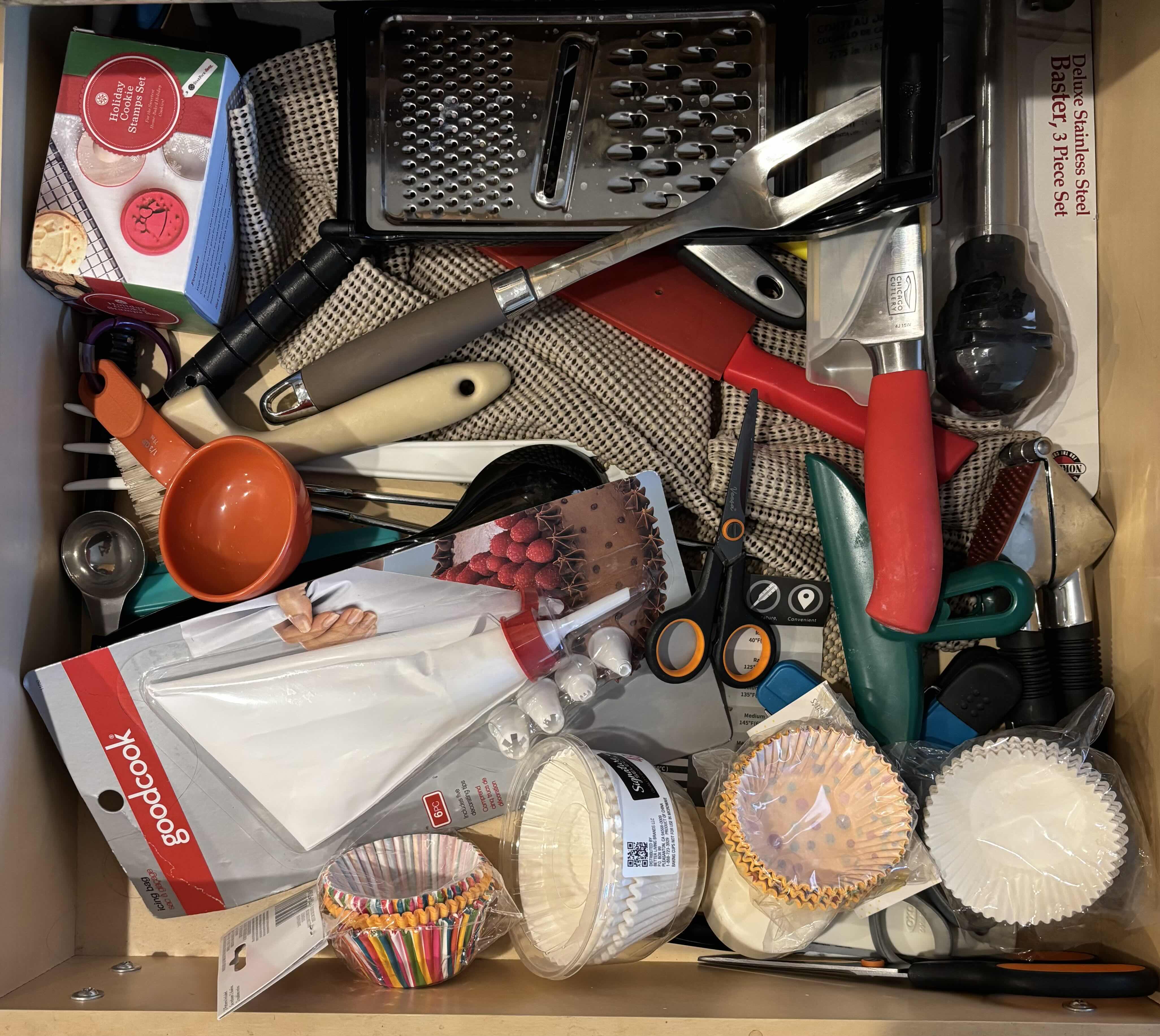 Photo 1 of CONTENTS OF KITCHEN DRAWERS (2)