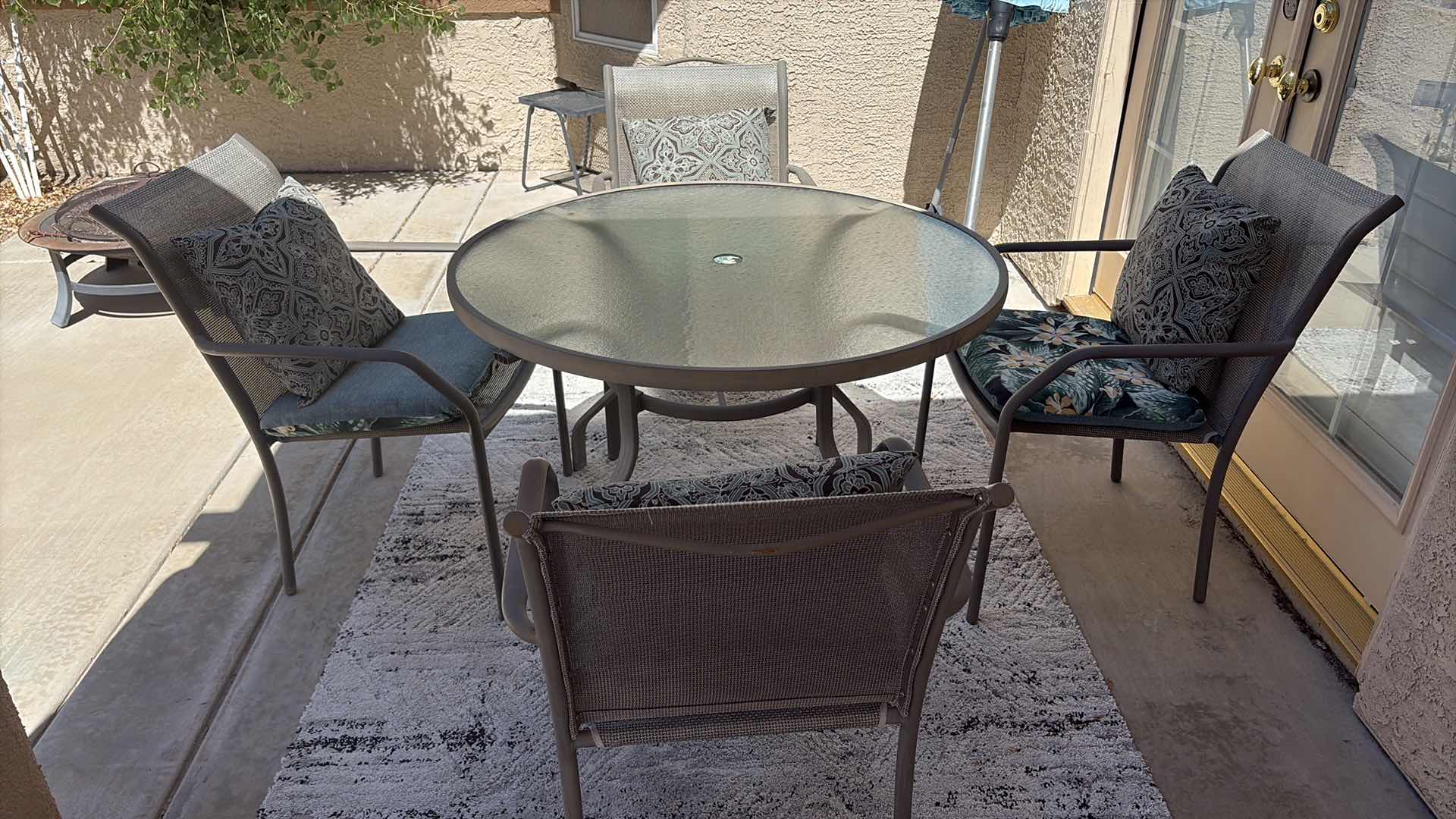 Photo 1 of (6)PCS OUTDOOR PATIO SET GLASS TABLE TOP AND CHAIRS (SEE NOTES) D42.5”