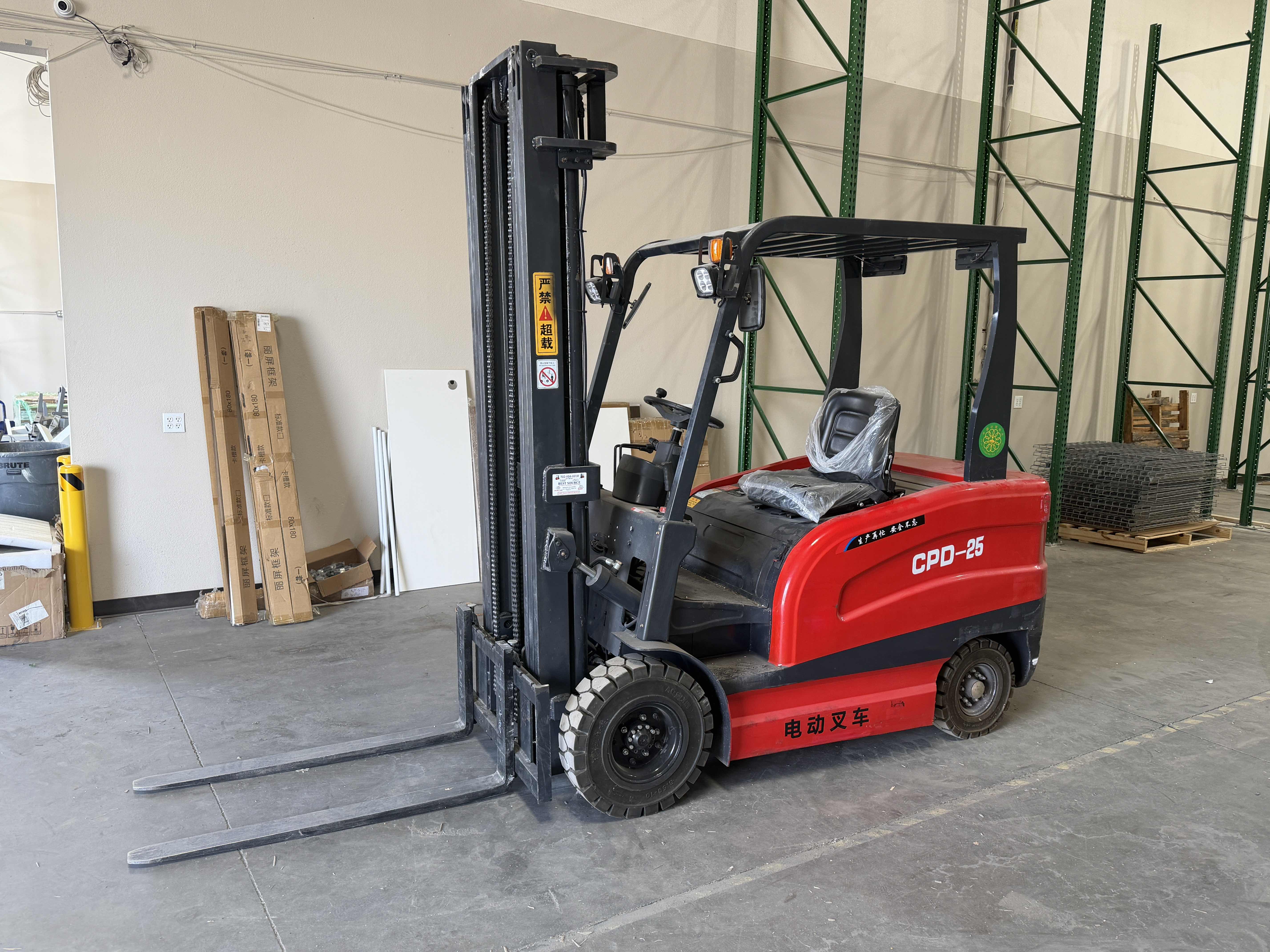 Photo 1 of SHANDONG YUWEIDA NEW ENERGY EQUIPMENT CO., LTD. BATTERY COUNTERBALANCE FORKLIFT MODEL: CPD2.5 RATED VOLTAGE: 60 V MAXIMUM LIFTING HEIGHT: 6000 MM SPECIAL EQUIPMENT CODE: 511037041202400700 FRAME NUMBER: YWD-2024000700 MANUFACTURING LICENSE NUMBER: IS25570