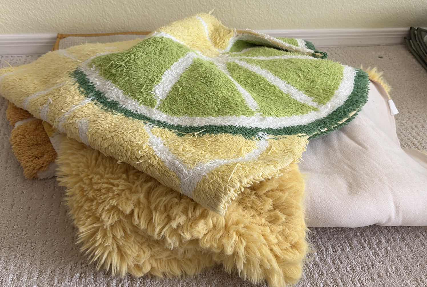 Photo 1 of (4)PCS YELLOW BATH MATS/RUGS ASSORTED SIZES