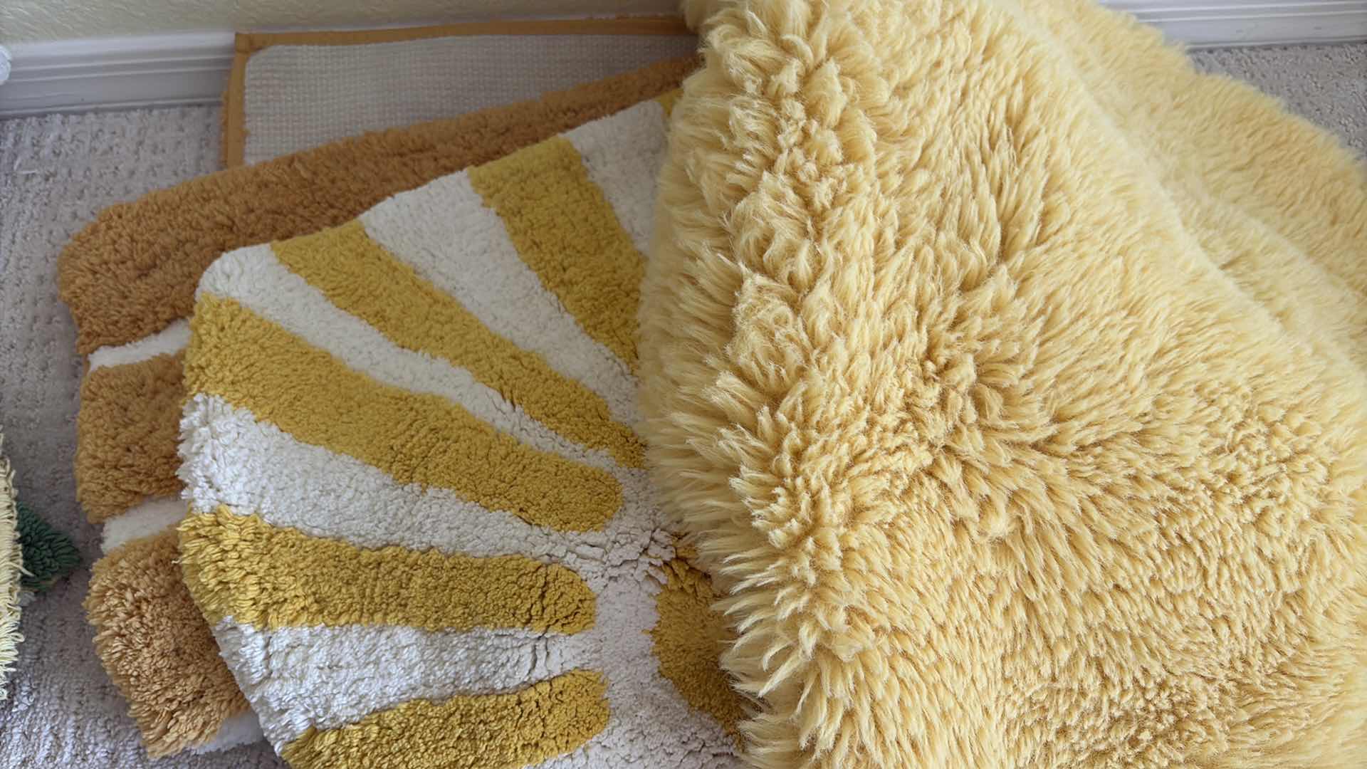 Photo 1 of (4)PCS YELLOW BATH MATS/RUGS ASSORTED SIZES