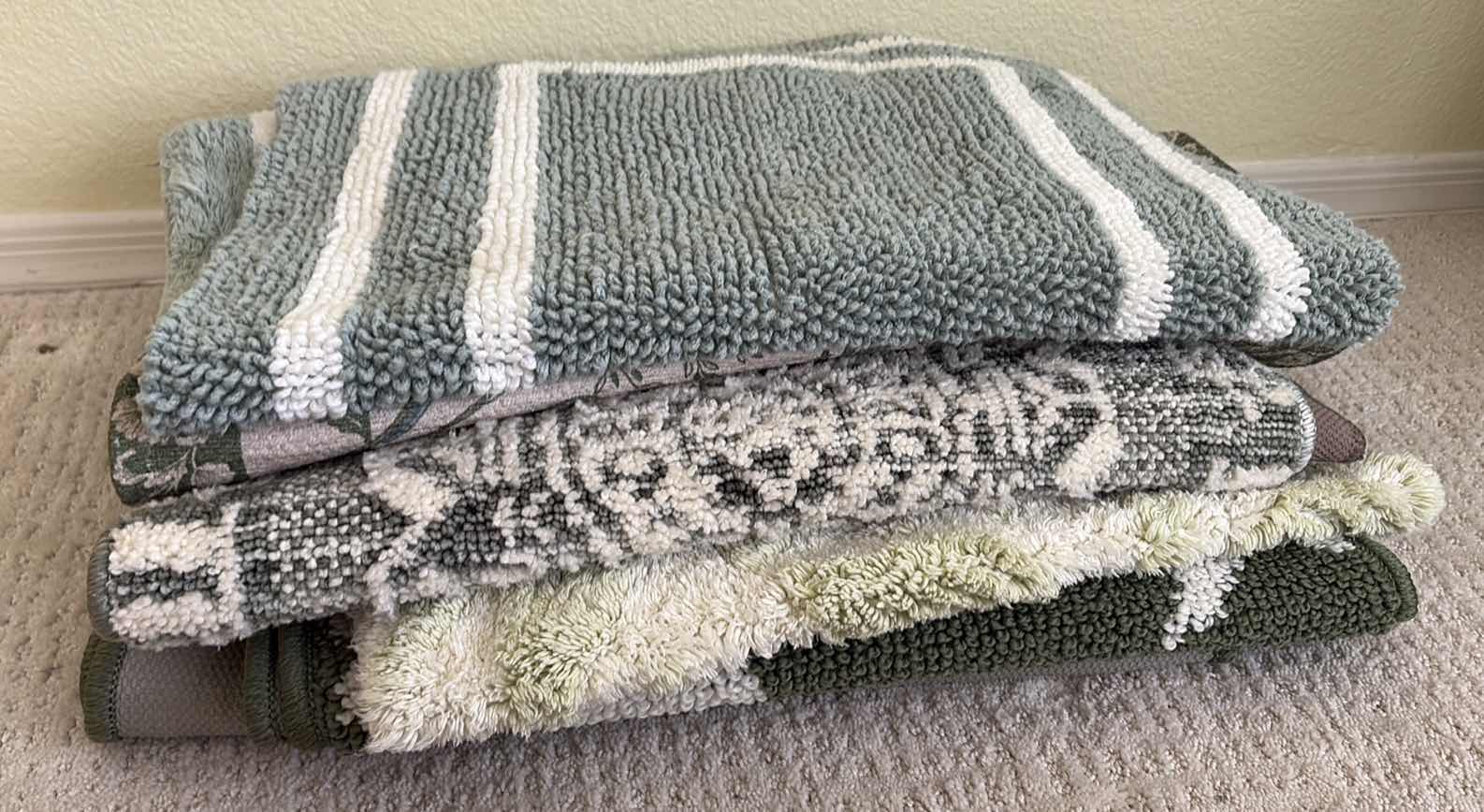 Photo 1 of (7)PCS BATH MATS AND RUNNERS - ASSORTED SIZES