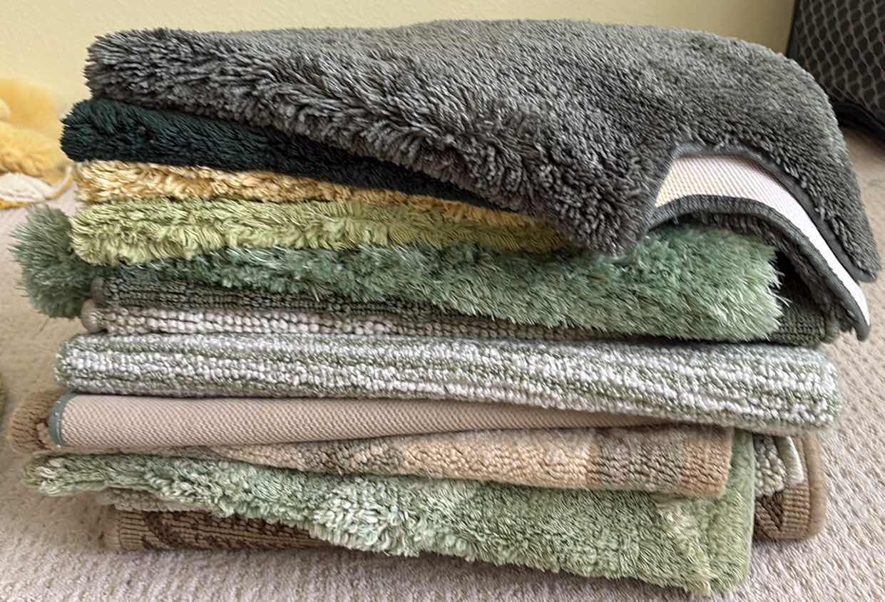 Photo 1 of (13)PCS BATH AND TOILET MATS- GREEN AND BROWN