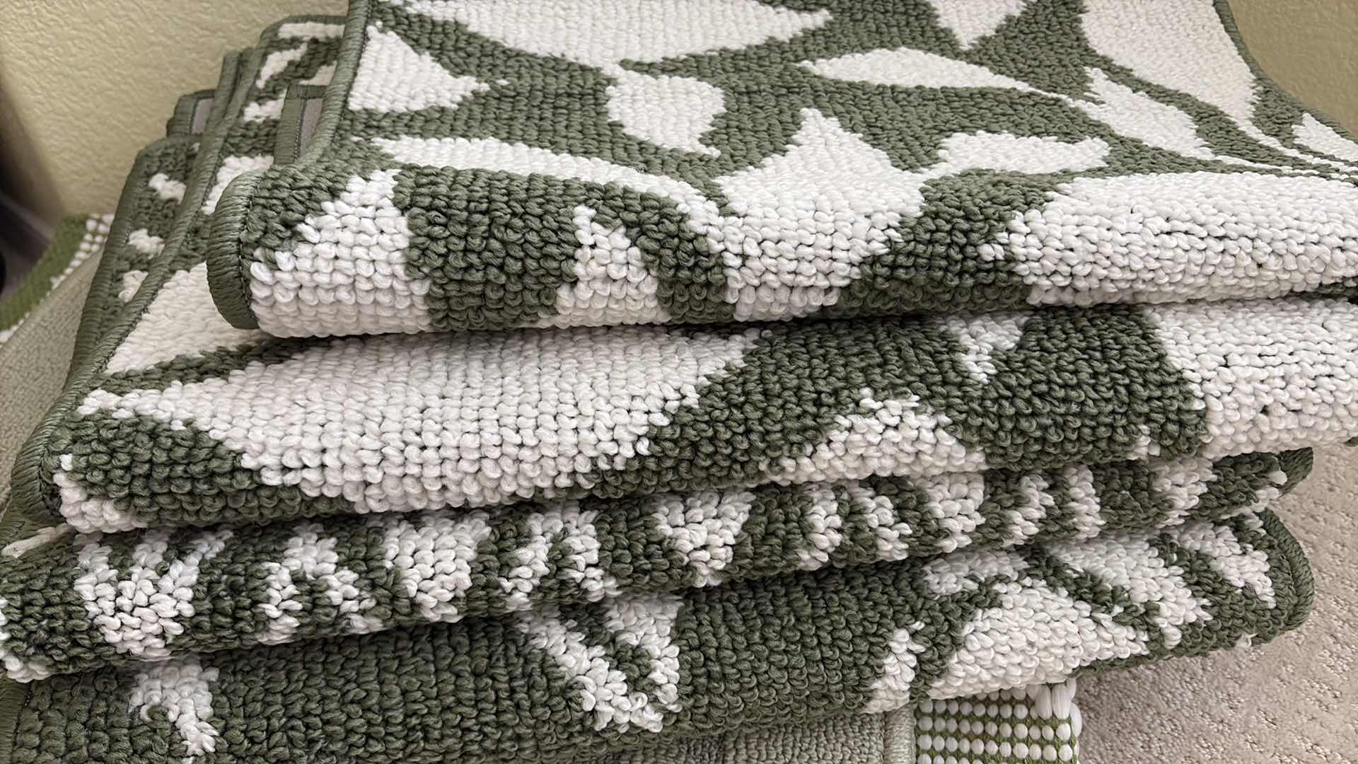 Photo 1 of (8)PCS GREEN RUNNERS ASSORTED SIZES