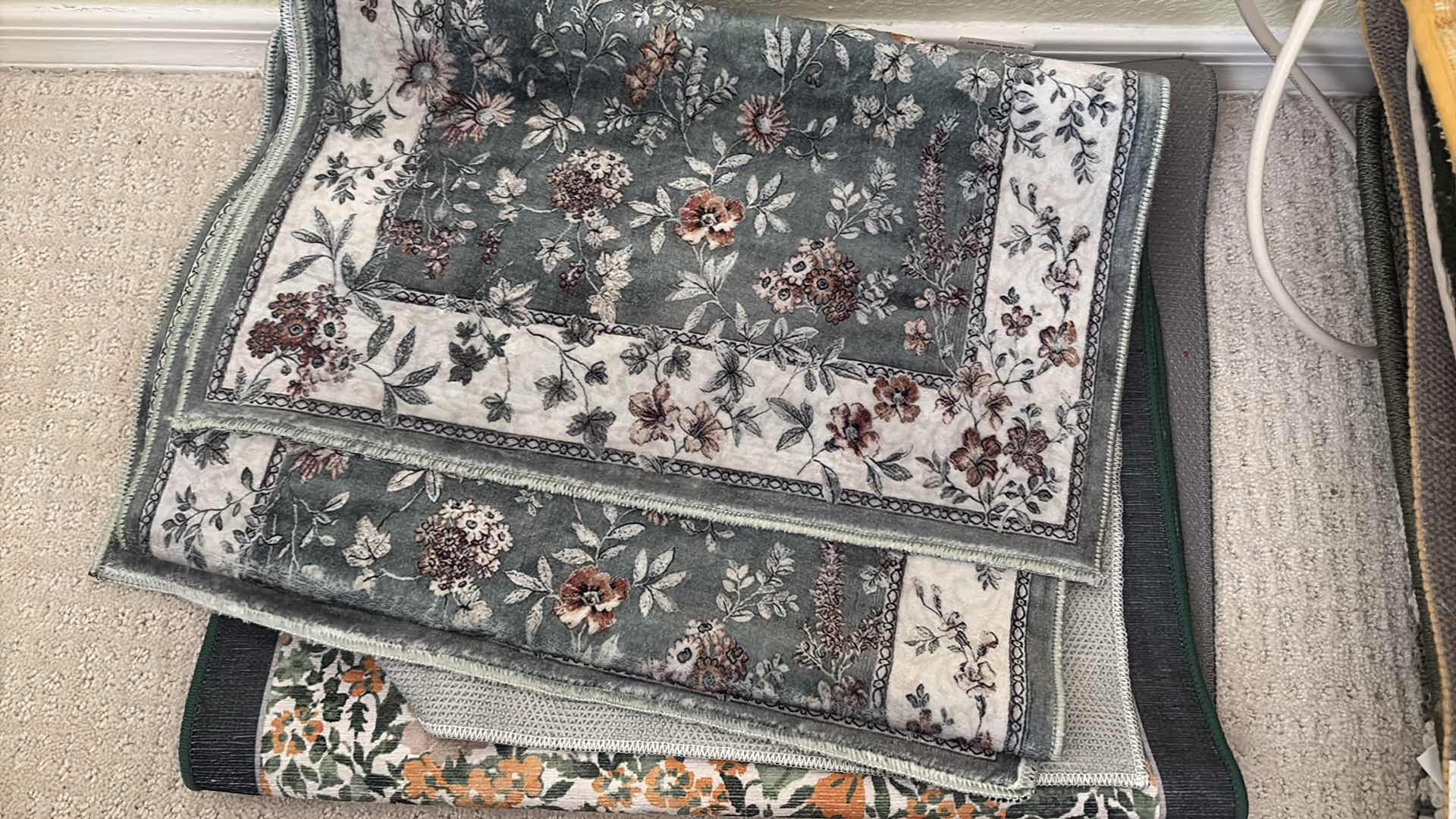 Photo 1 of (4)PCS RUNNER MATS ASSORTED COLORS AND LENGTHS