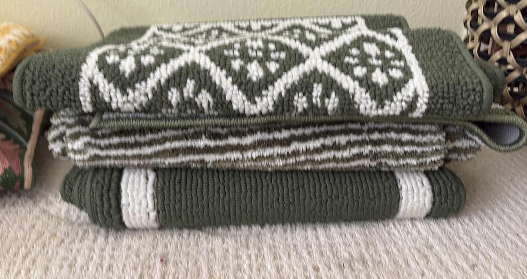Photo 1 of (7)PCS GREEN BATH MATS ASSORTED SIZES