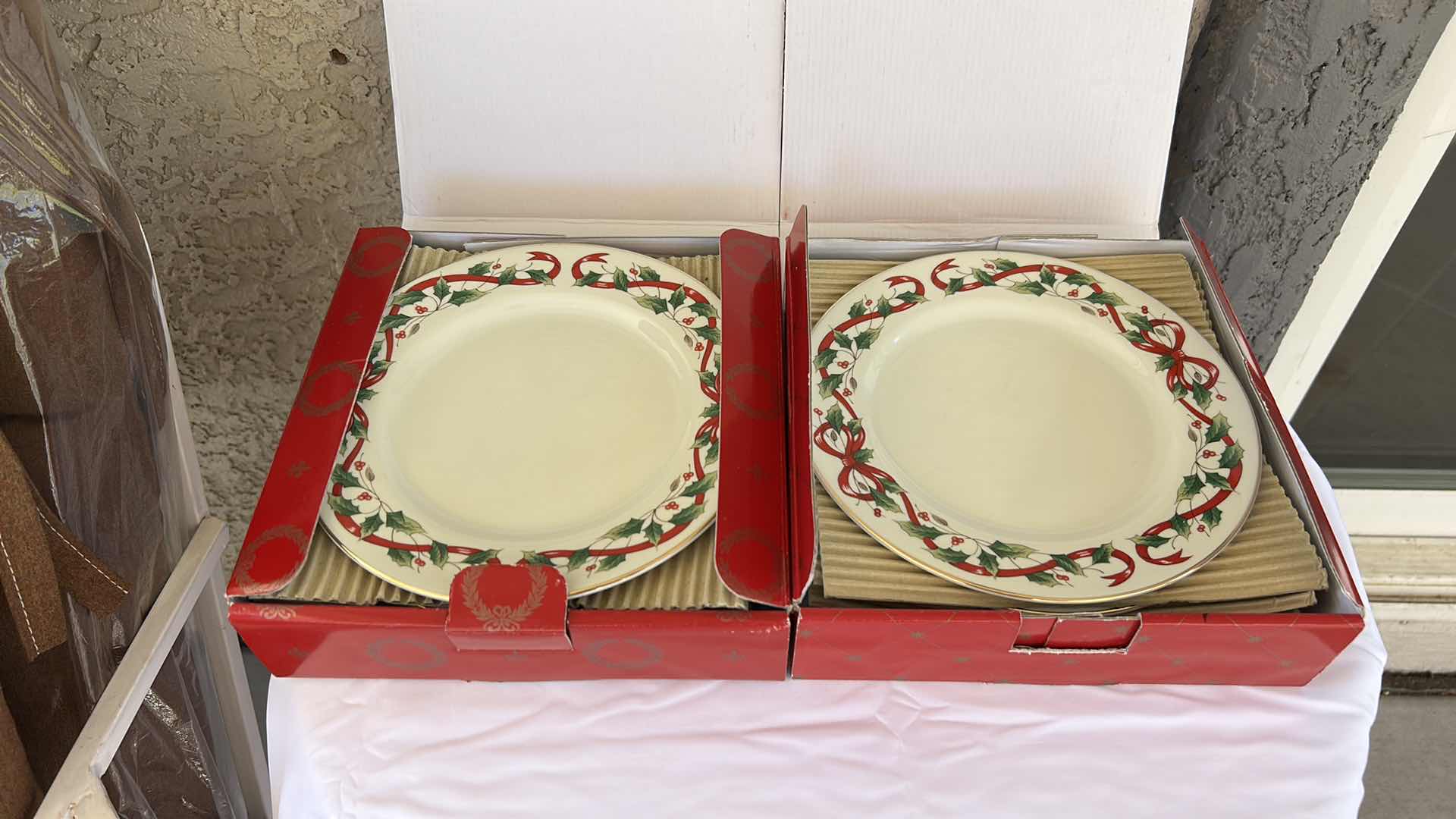 Photo 1 of EIGHT PIECE ROYAL LIMITED, HOLLY HOLIDAY PLATES 7.5”