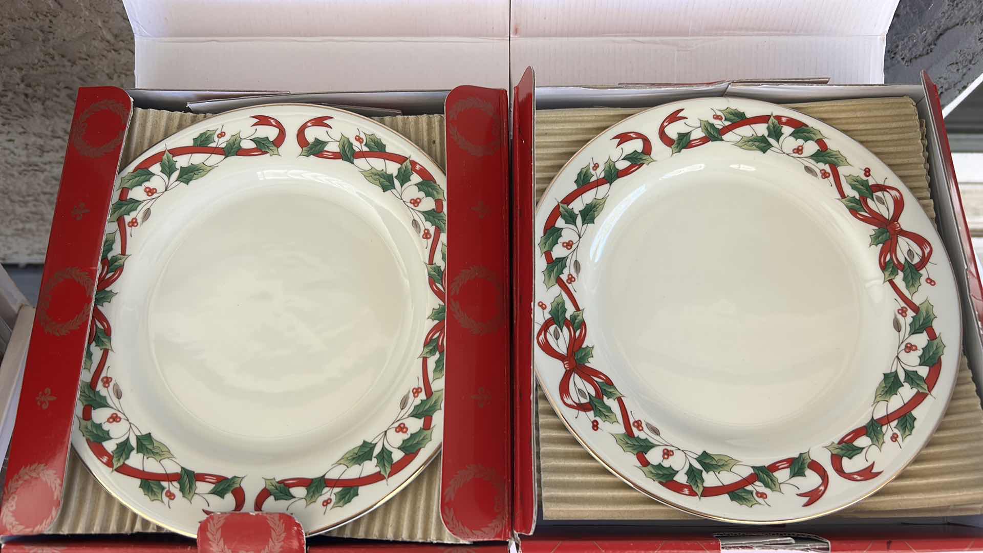 Photo 1 of EIGHT PIECE ROYAL LIMITED, HOLLY HOLIDAY PLATES 7.5”