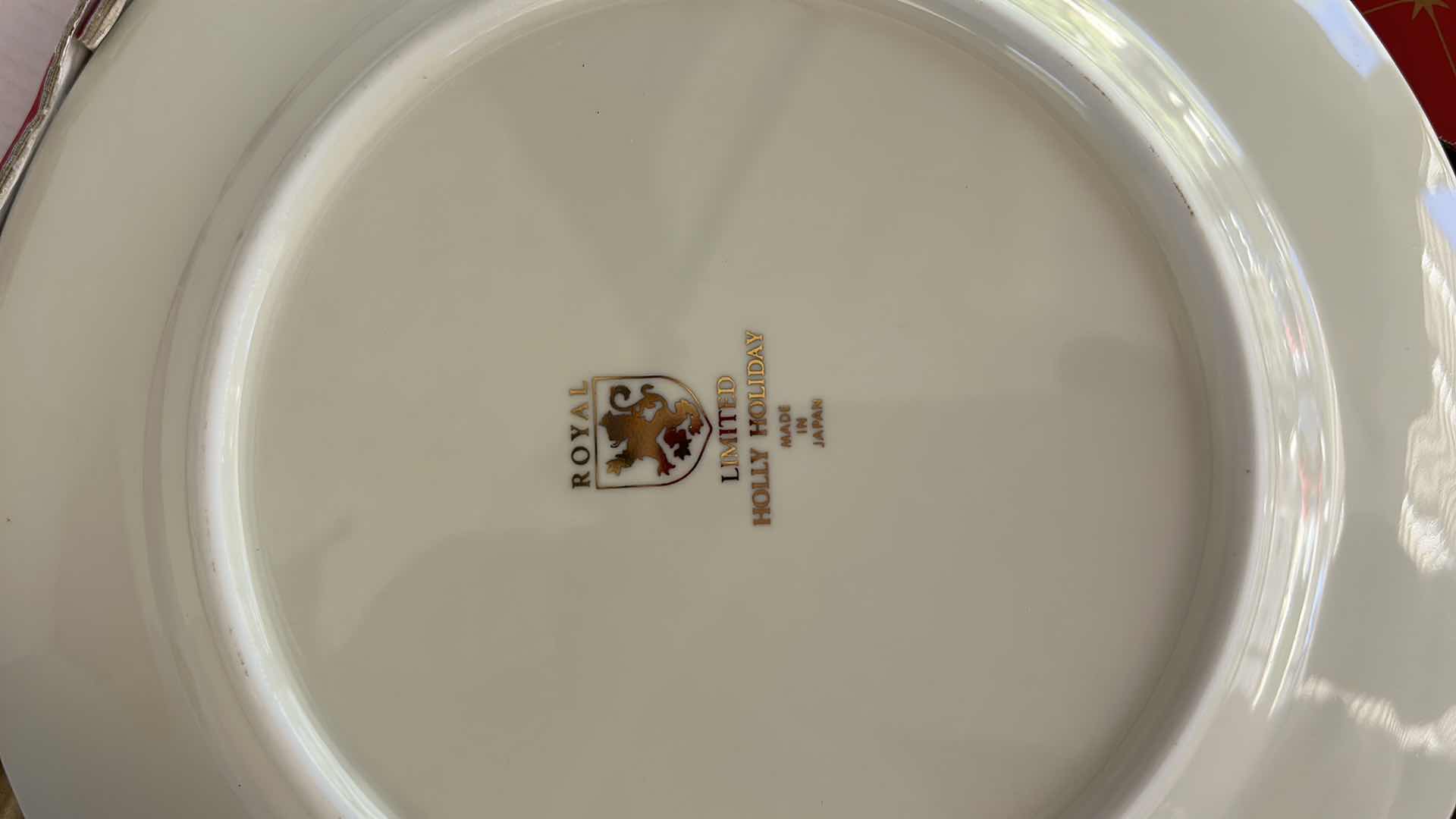 Photo 1 of EIGHT PIECE ROYAL LIMITED, HOLLY HOLIDAY PLATES 7.5”