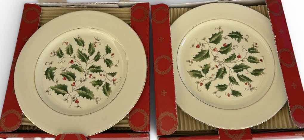 Photo 1 of EIGHT PIECE ROYAL LIMITED, HOLLY HOLIDAY PLATES 7.5”