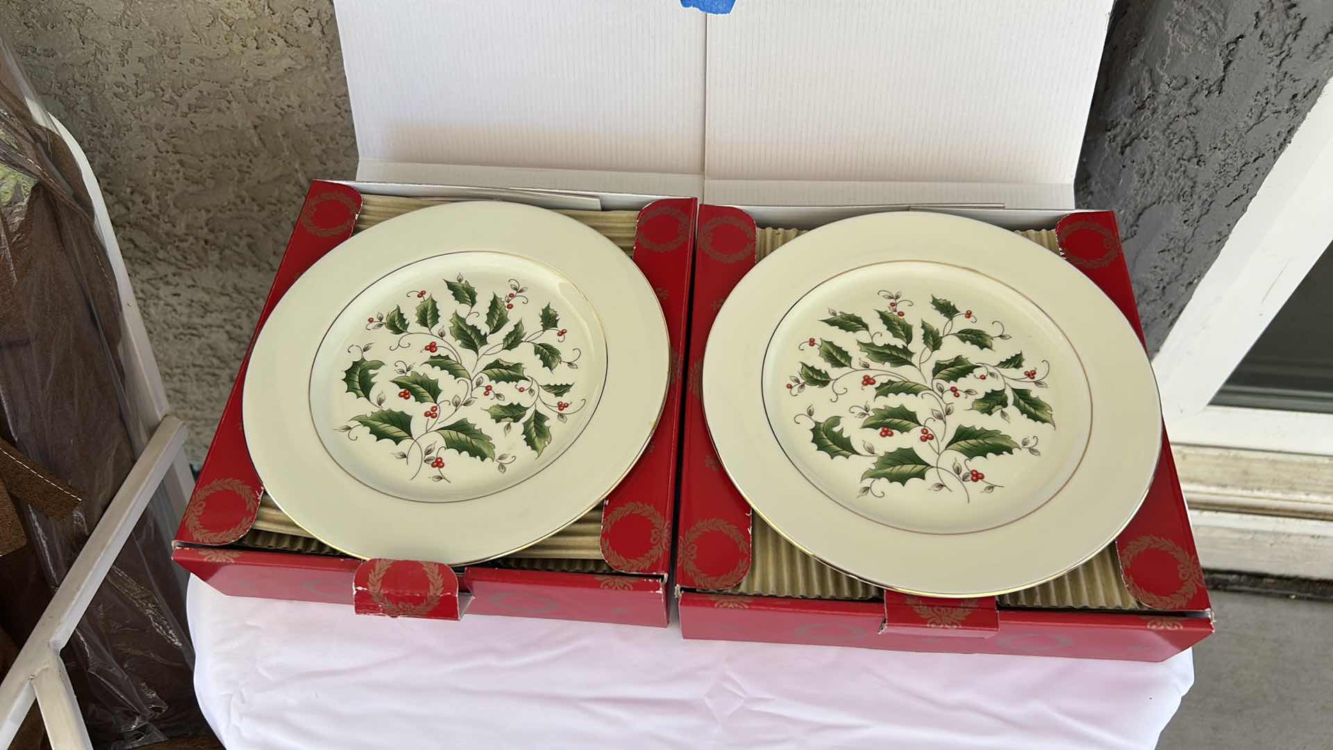 Photo 1 of EIGHT PIECE ROYAL LIMITED, HOLLY HOLIDAY PLATES 7.5”