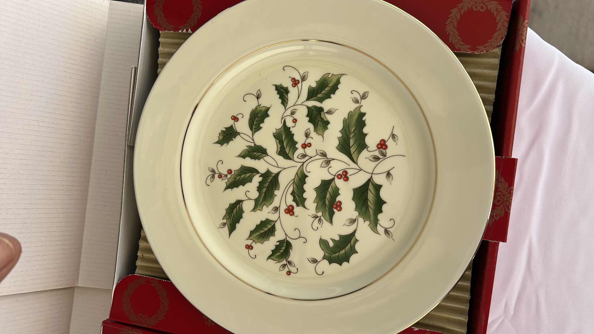 Photo 1 of EIGHT PIECE ROYAL LIMITED, HOLLY HOLIDAY PLATES 7.5”